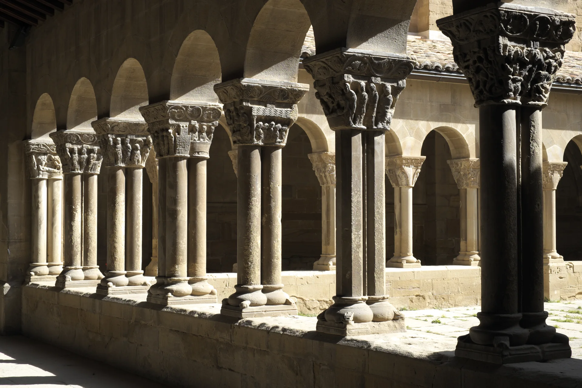 Galería del claustro románico de San Pedro el Viejo en Huesca, con arcos de medio punto sobre columnas dobles