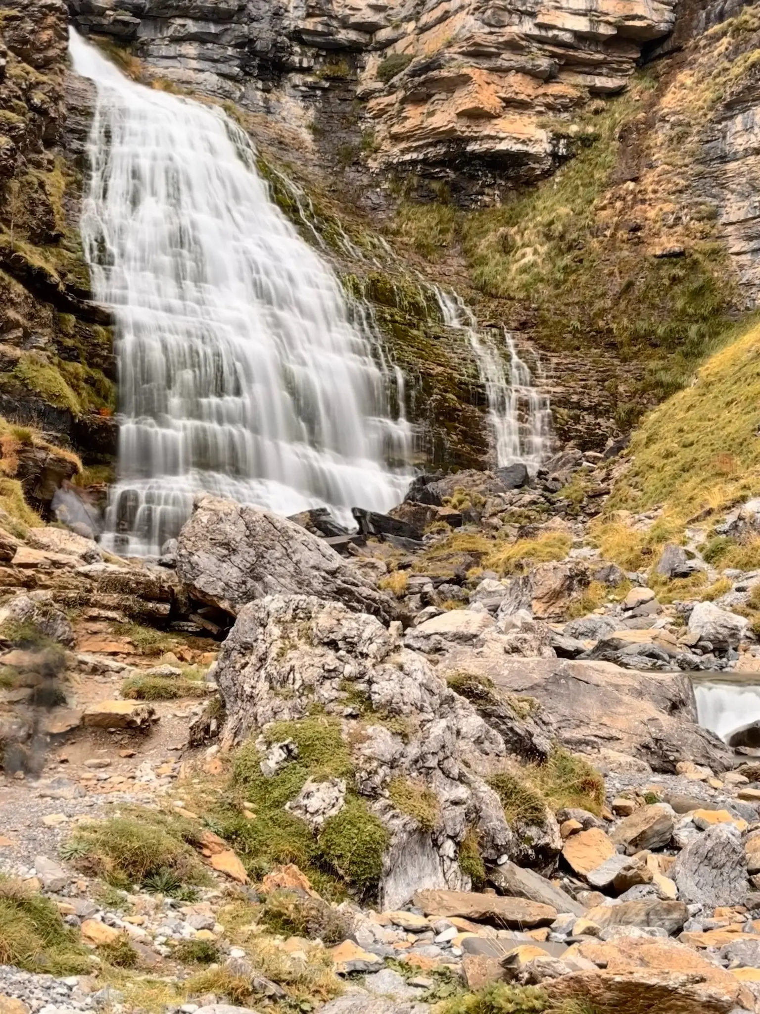 La cascada de la Cola de Caballo con el agua en efecto seda entre paredes de roca y grandes bloques al pie. Foto propia La Maleta Inquieta, octubre 2026