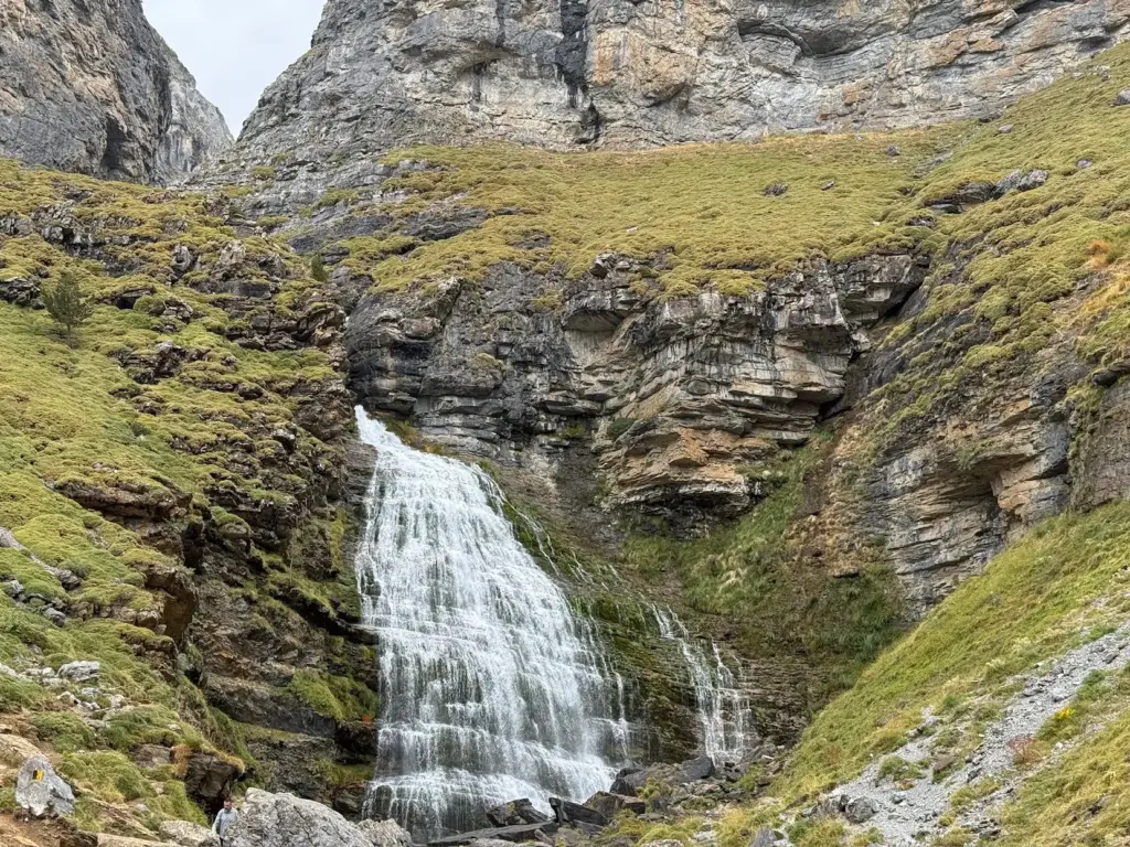 Cascada de la Cola de Caballo entre altas paredes de roca caliza con musgo en el circo de Soaso. Foto propia La Maleta Inquieta, septiembre 2026