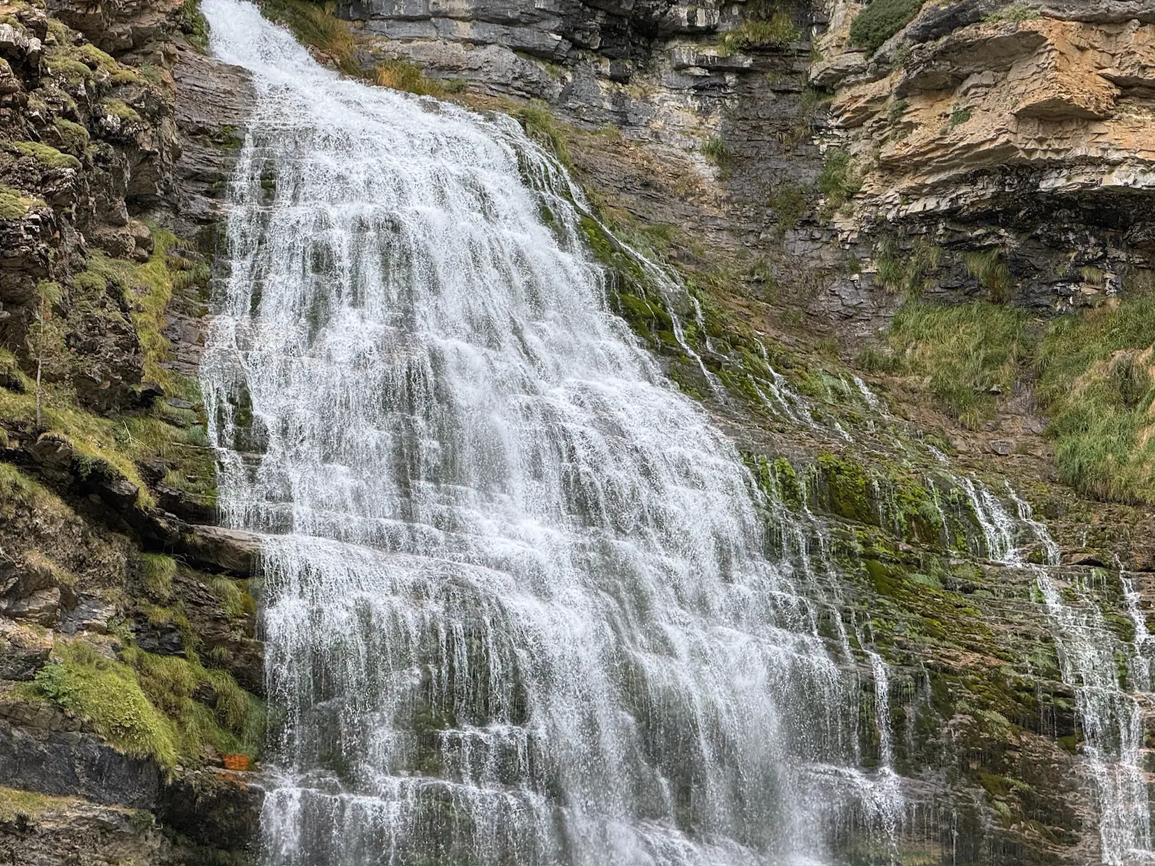Detalle de la cascada de la Cola de Caballo con saltos de agua sobre roca caliza y musgo verde intenso. Foto propia La Maleta Inquieta, octubre 2026