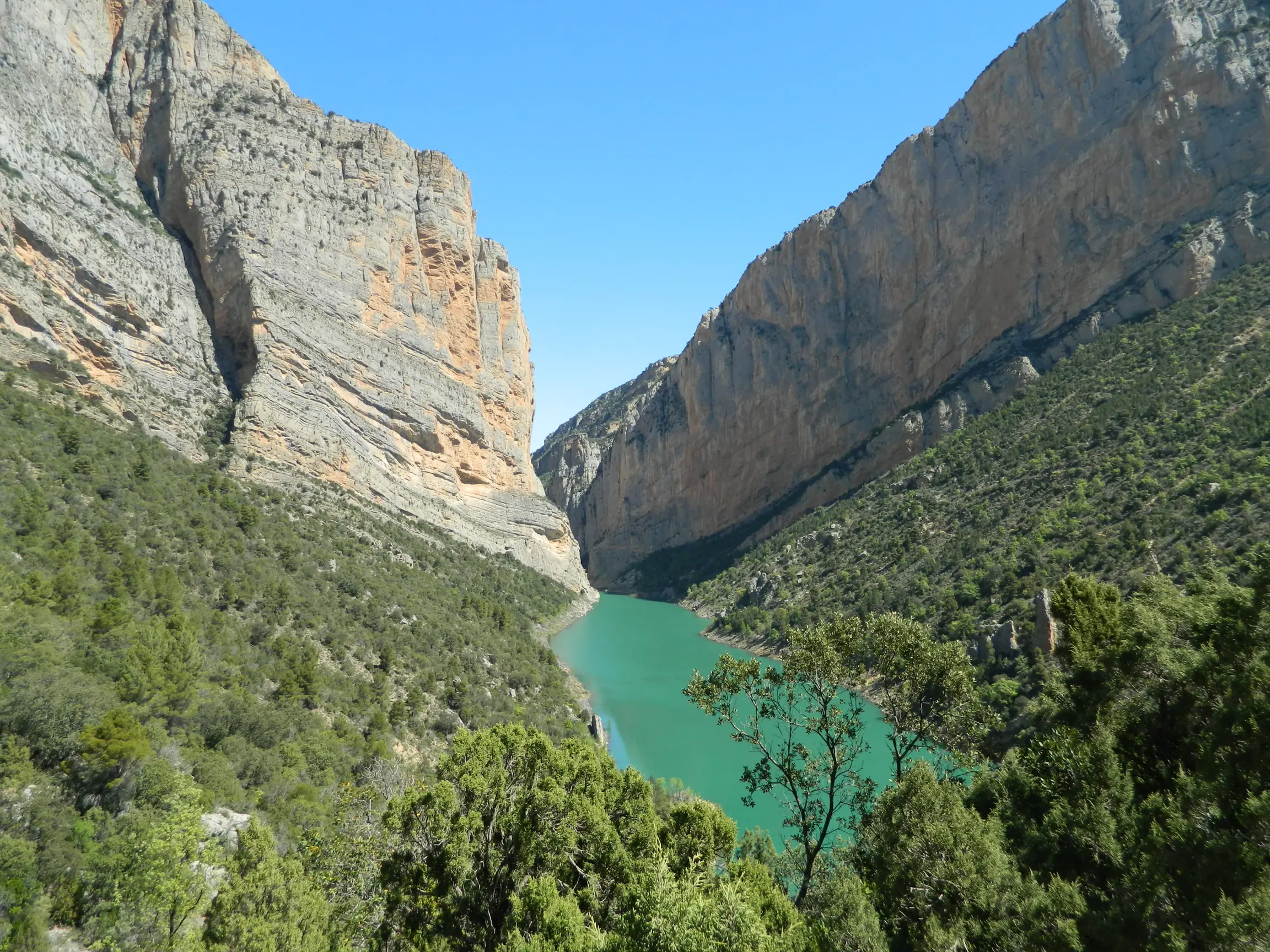 Vista del congosto de Montrebei con sus espectaculares paredes verticales de roca caliza y el embalse de aguas turquesas