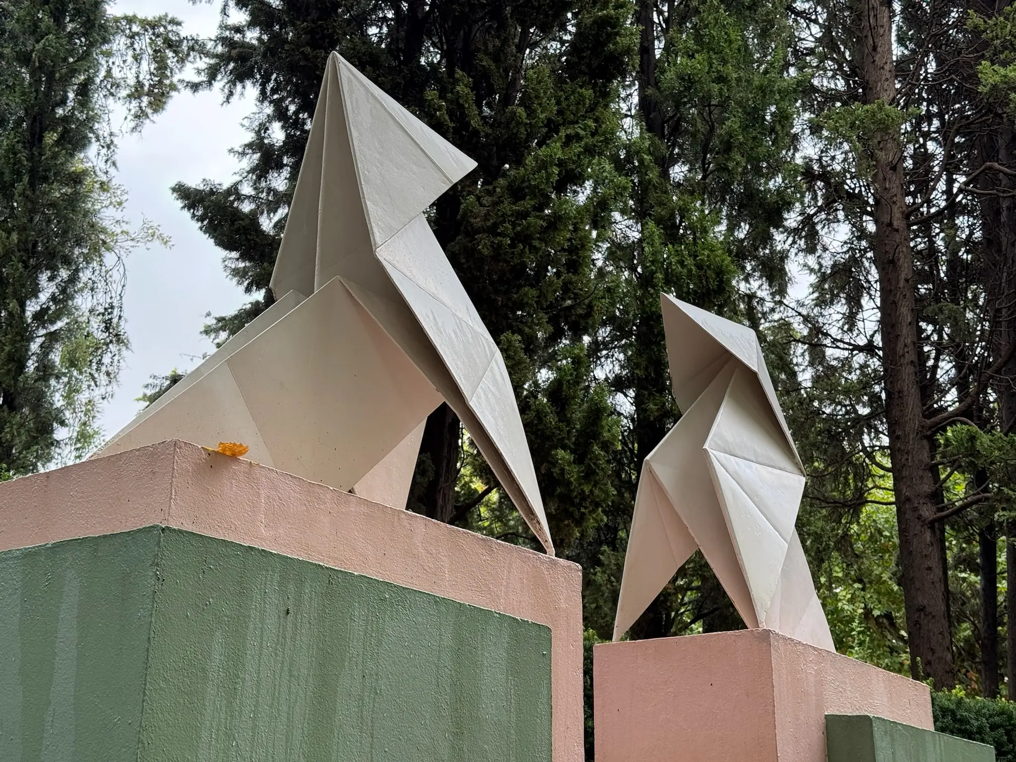 Detalle de las pajaritas de papiroflexia de Ramón Acín sobre pedestales rosa y verde en el Parque Miguel Servet de Huesca. Foto propia La Maleta Inquieta, octubre 2026