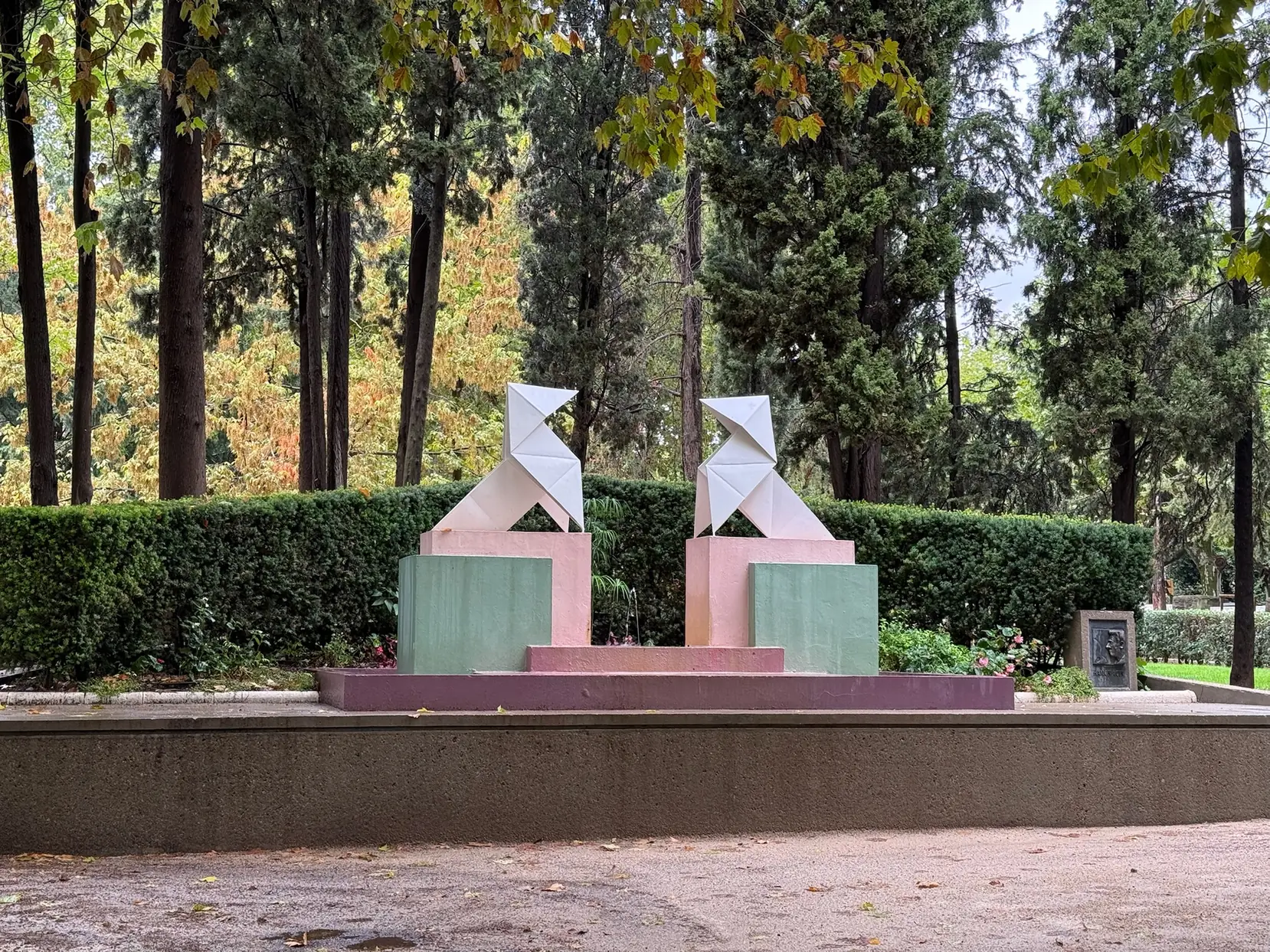 Esculturas geométricas tipo origami en rosa y verde en el Parque Miguel Servet de Huesca. Foto propia La Maleta Inquieta, octubre 2026