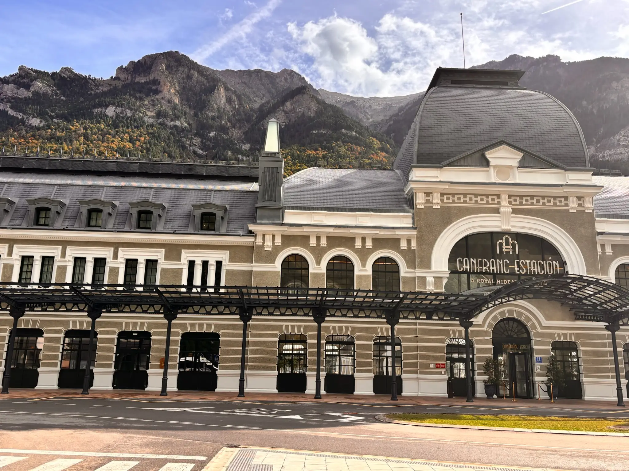 Fachada frontal completa de la Estación Internacional de Canfranc con montañas rocosas al fondo. Foto propia La Maleta Inquieta, octubre 2026