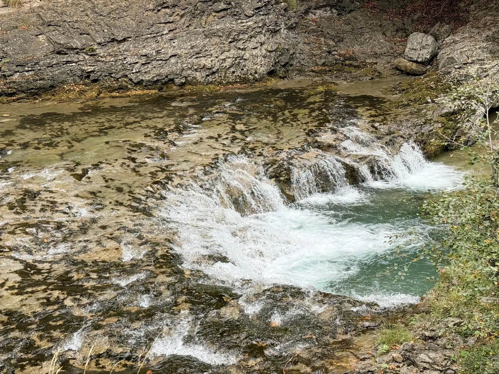 Pequeñas cascadas formando gradas sobre roca caliza en el río Arazas. Foto propia La Maleta Inquieta, octubre 2026