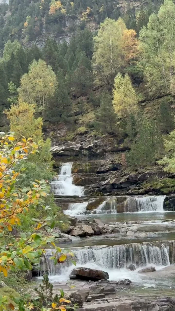 Cascadas de las Gradas de Soaso con vegetación otoñal y bosque al fondo en Ordesa. Foto propia La Maleta Inquieta, octubre 2026