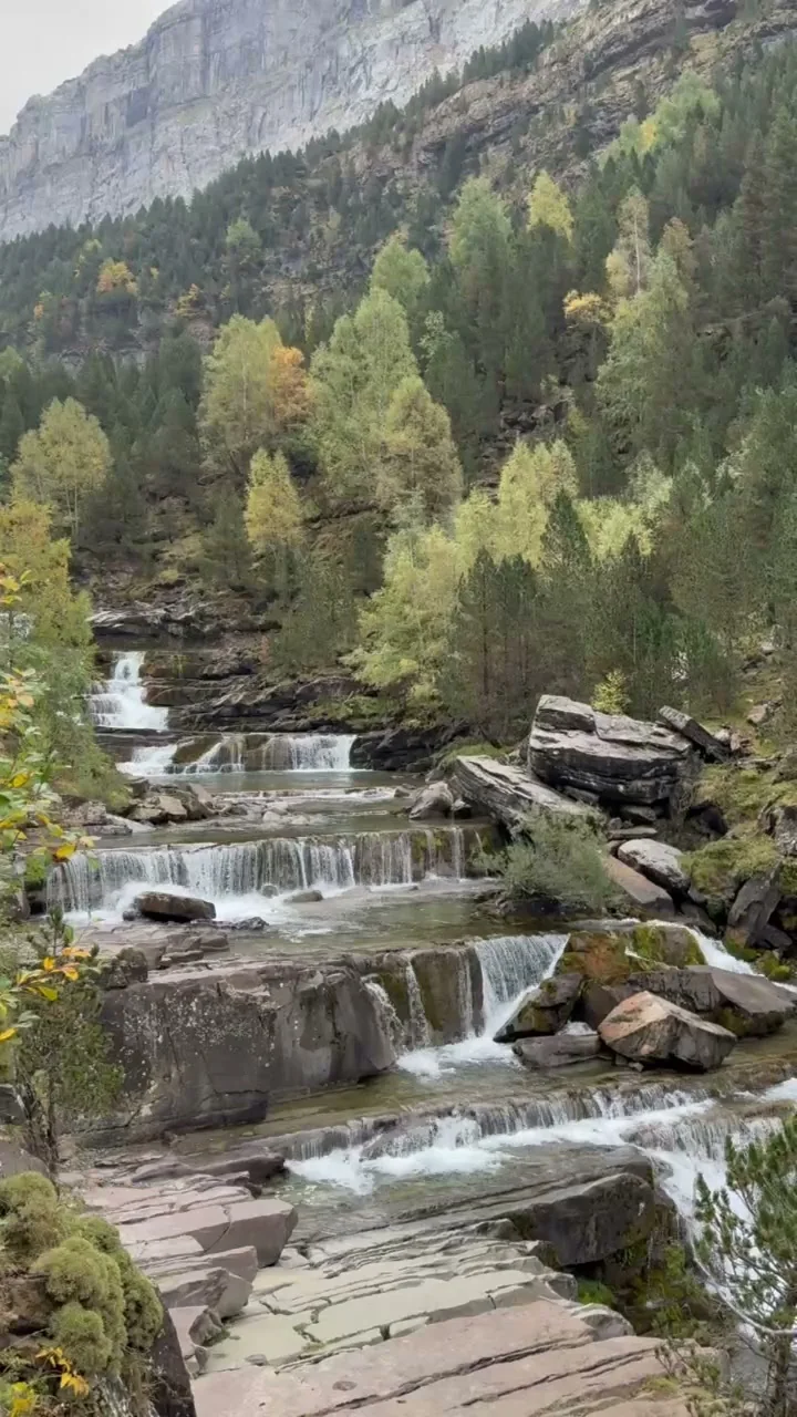 Vista completa de las Gradas de Soaso con cascadas sobre roca estratificada en Ordesa. Foto propia La Maleta Inquieta, octubre 2026