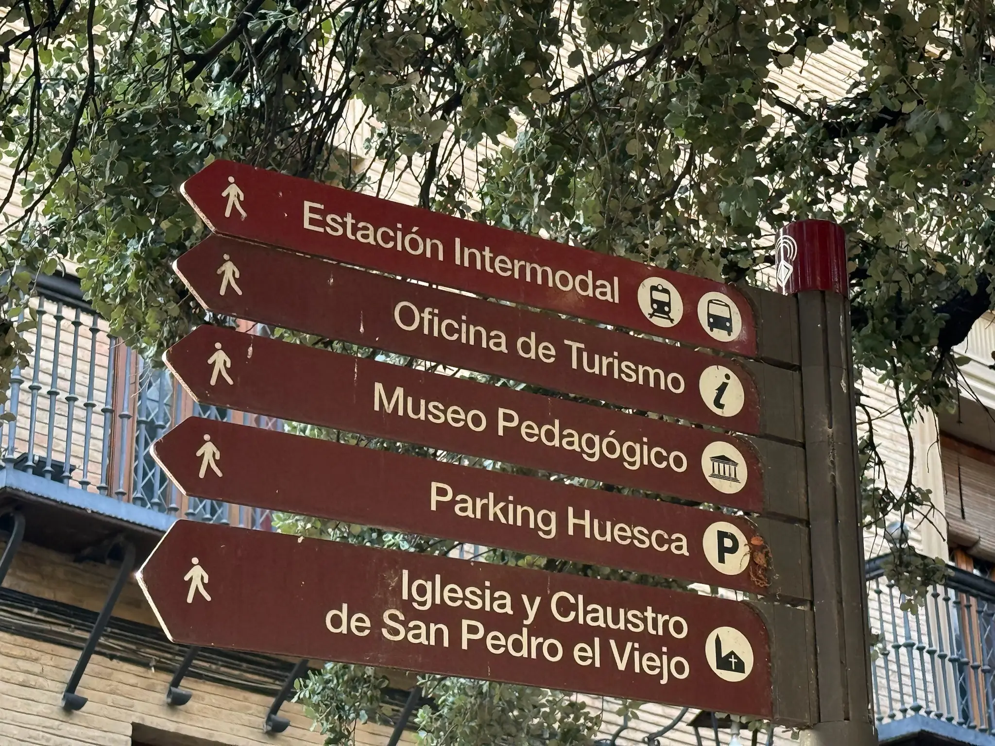 Cartel direccional turístico en Huesca indicando San Pedro el Viejo y otros monumentos. Foto propia La Maleta Inquieta, octubre 2026