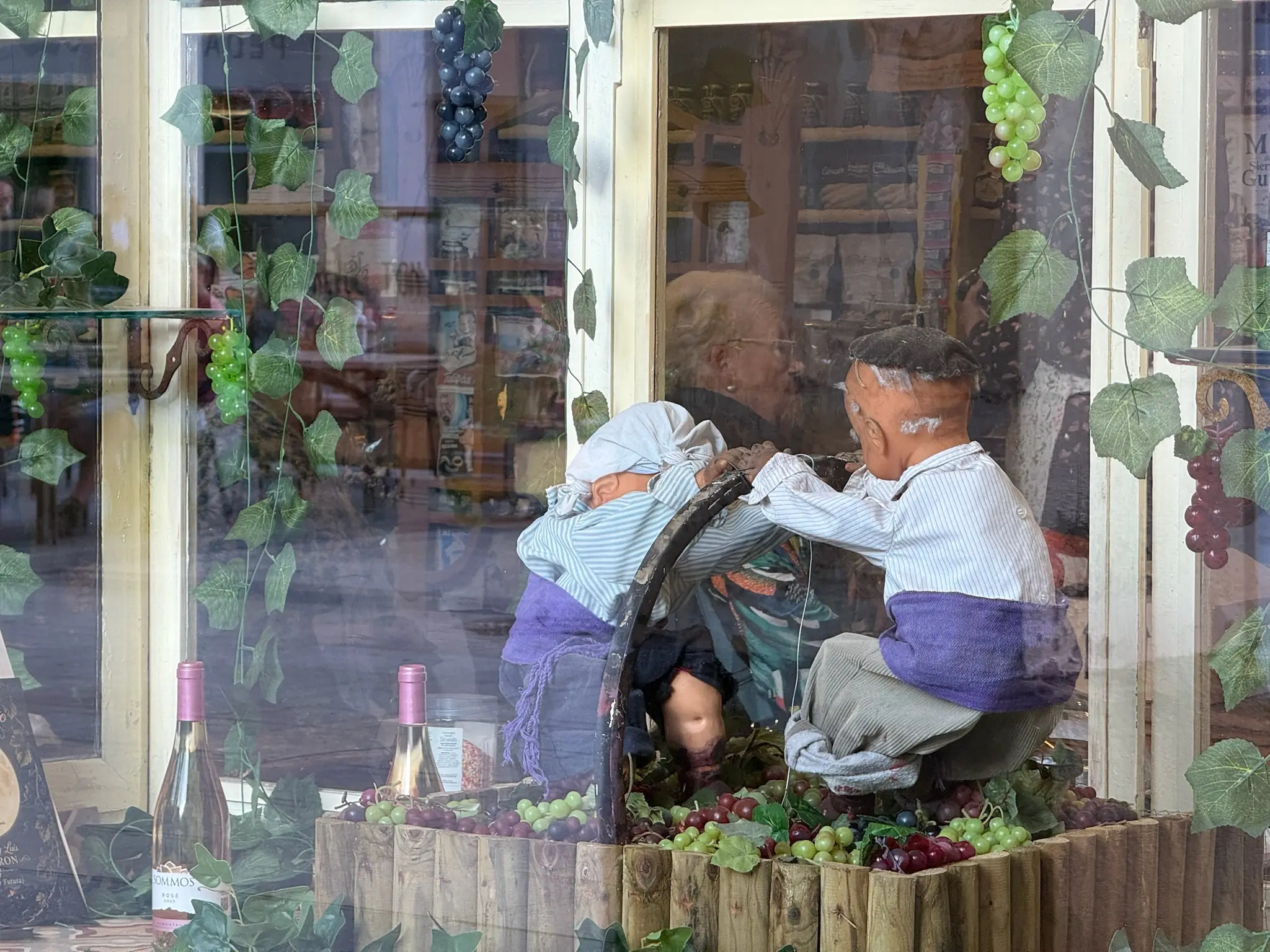 Escaparate decorado con figuras de vendimia y racimos de uvas en el casco histórico de Huesca. Foto propia La Maleta Inquieta, octubre 2026
