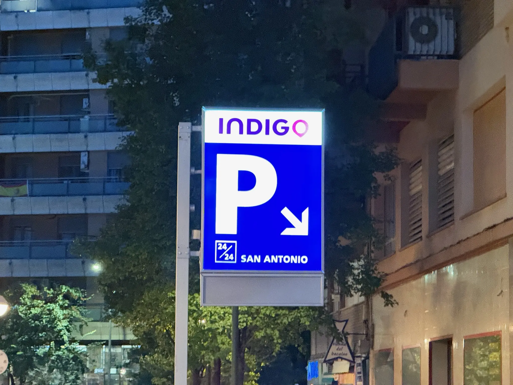 Señal iluminada del parking Indigo San Antonio en Huesca capital. Foto propia La Maleta Inquieta, octubre 2026
