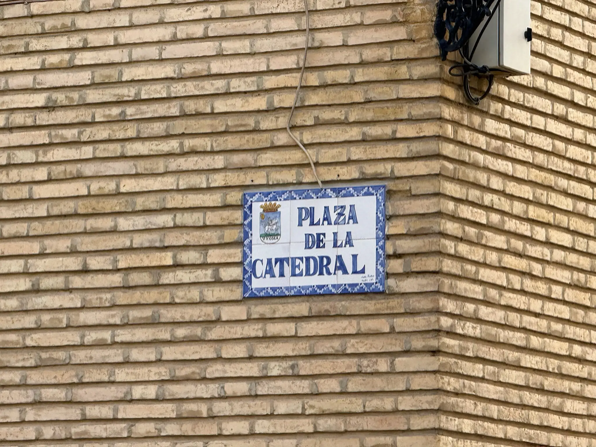 Placa de cerámica con el nombre Plaza de la Catedral en el casco histórico de Huesca. Foto propia La Maleta Inquieta, octubre 2026