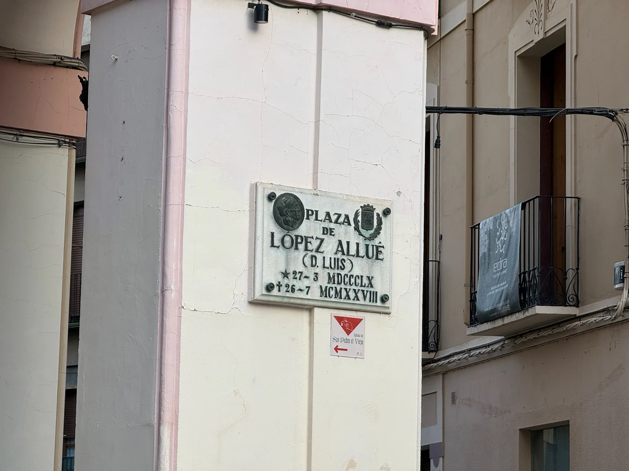 Placa conmemorativa de la Plaza de López Allué con indicación de San Pedro el Viejo, Huesca. Foto propia La Maleta Inquieta, octubre 2026