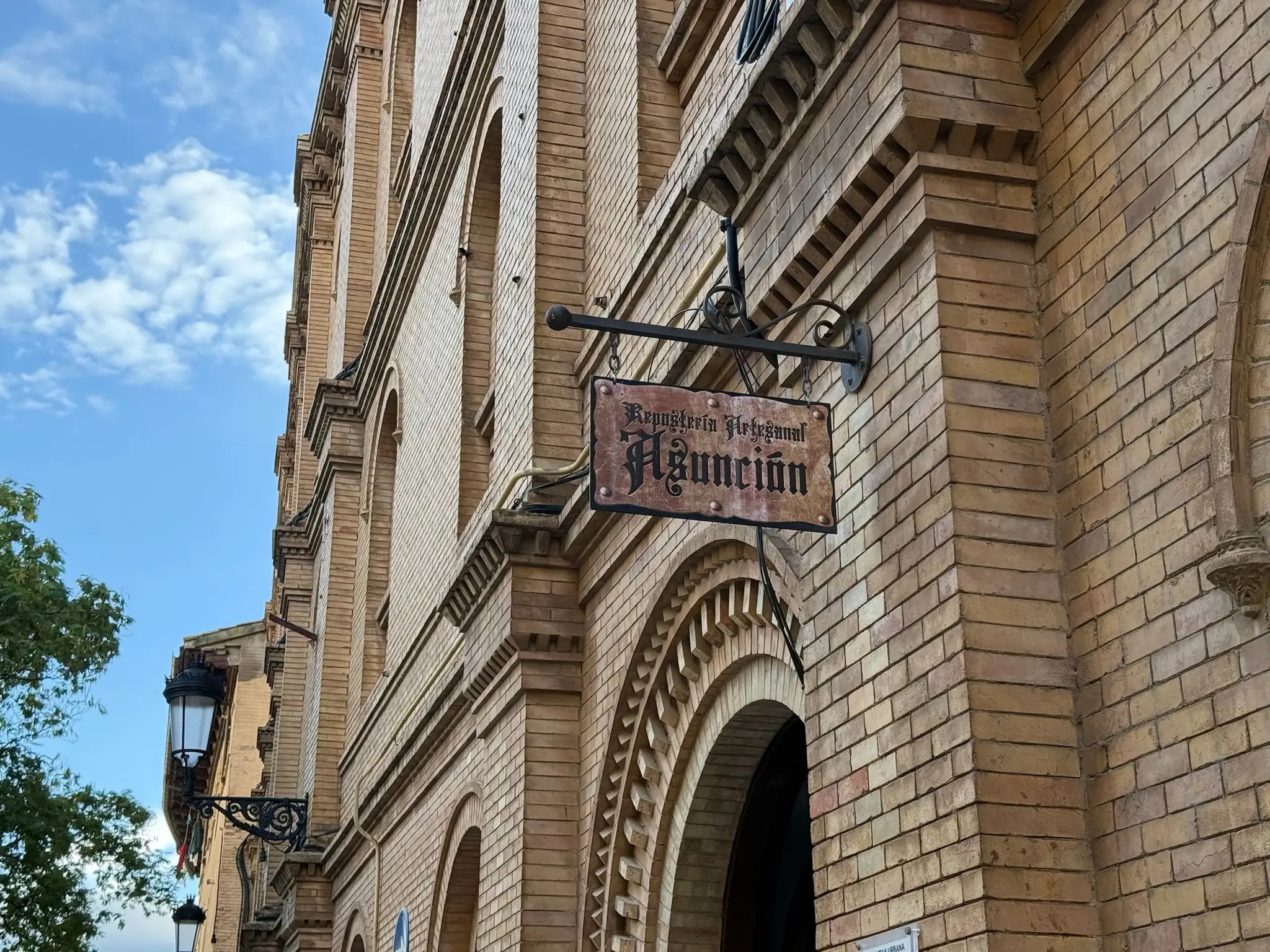 Fachada histórica de la Repostería Artesanal Asunción en el casco antiguo de Huesca. Foto propia La Maleta Inquieta, octubre 2026