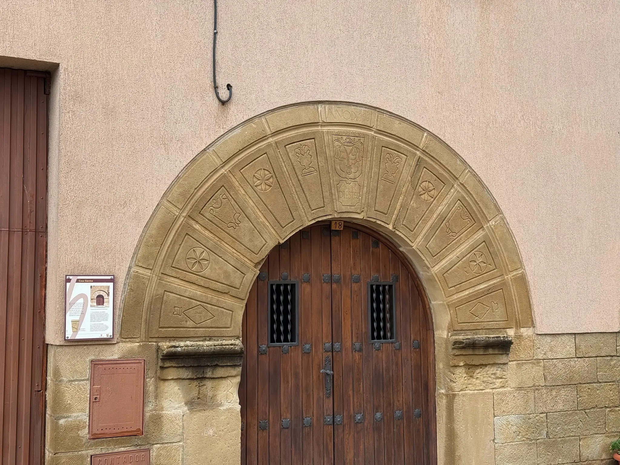 Portada románica con arco decorado y puerta de madera claveteada en el pueblo de Loarre. Foto propia La Maleta Inquieta, octubre 2026