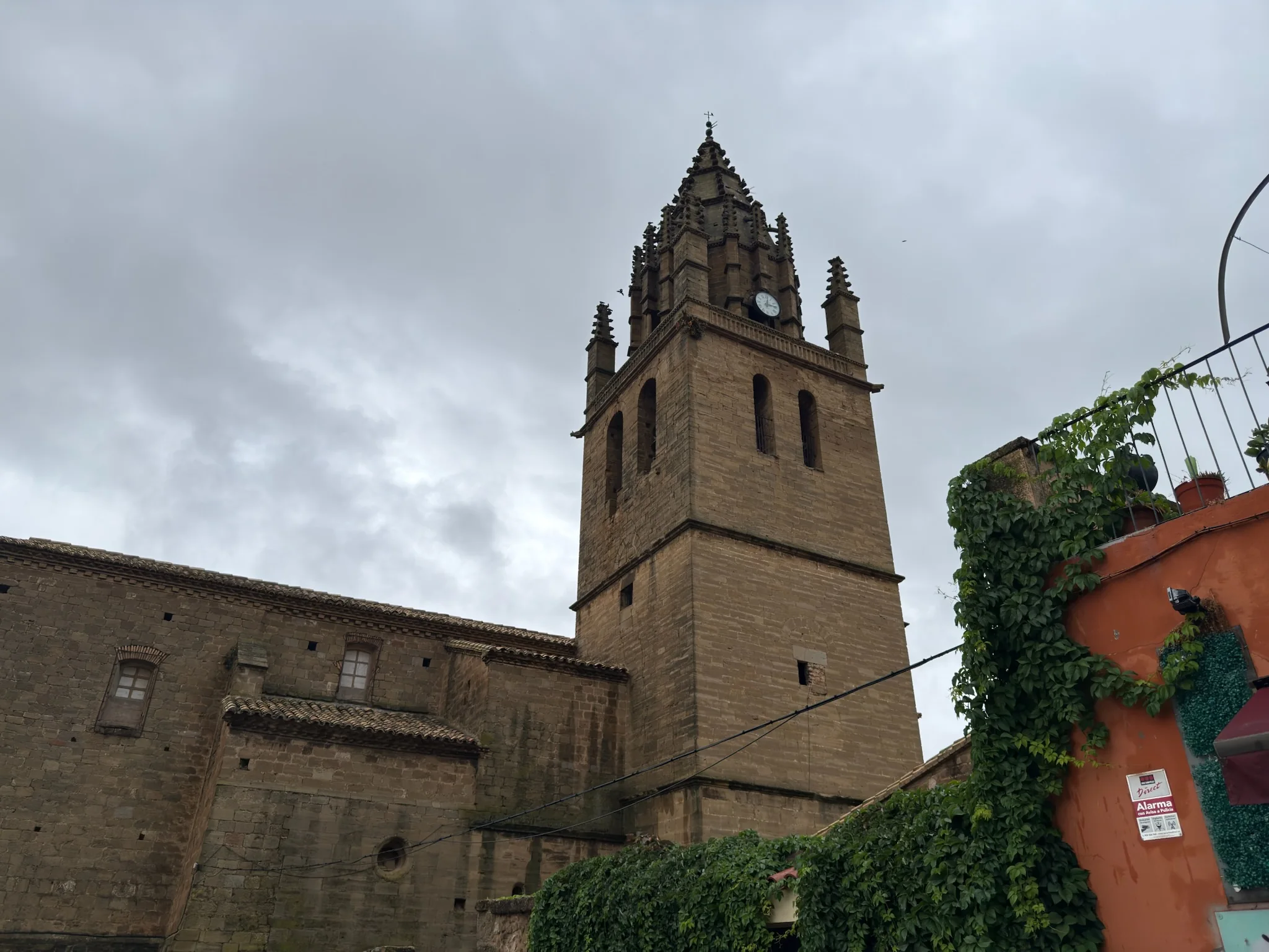 Torre campanario de la iglesia del pueblo de Loarre con remate escalonado y reloj. Foto propia La Maleta Inquieta, octubre 2026