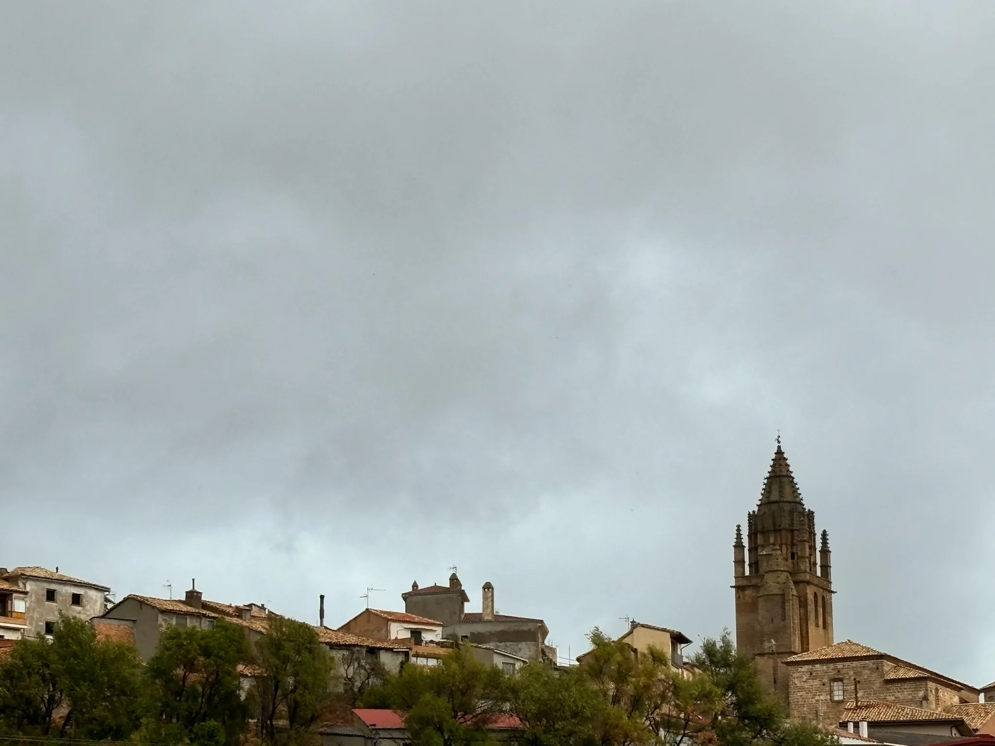 Vista del pueblo de Loarre con la torre de piedra de su iglesia destacando sobre el caserío en día nublado. Foto propia La Maleta Inquieta, octubre 2026