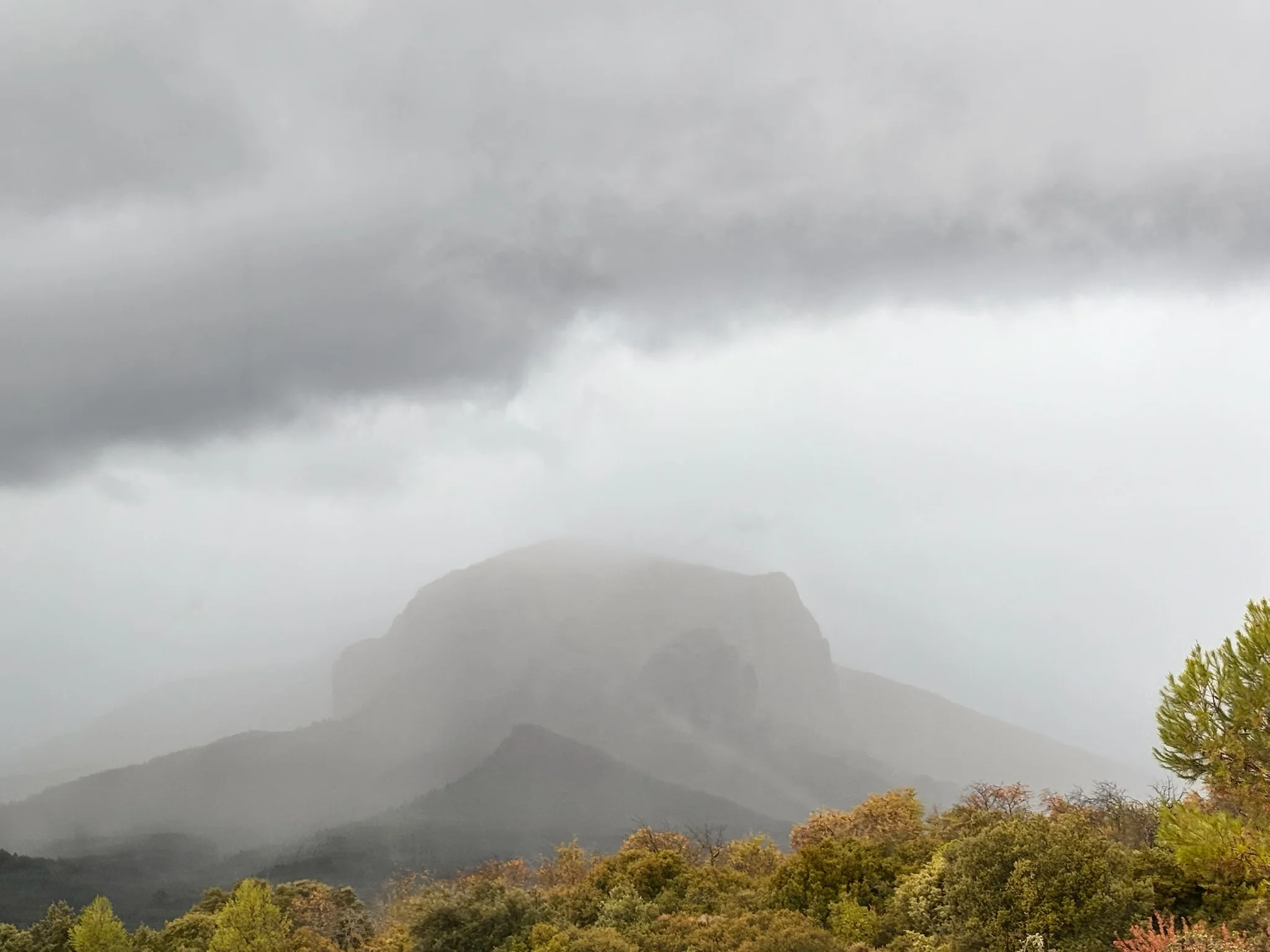 Los Mallos de Riglos envueltos en niebla con vegetación otoñal en tonos ocres y verdes en primer plano. Foto propia La Maleta Inquieta, octubre 2026