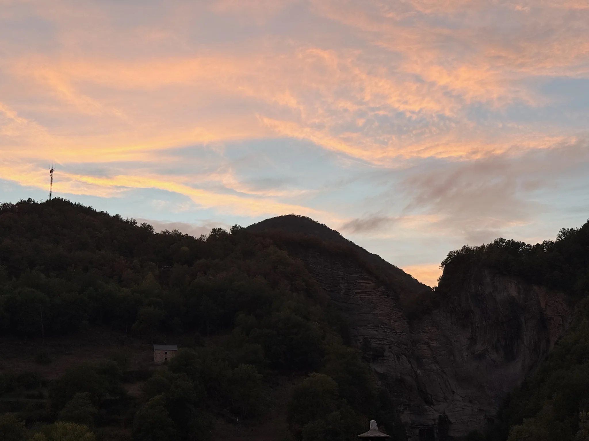 Macizo montañoso al atardecer con tonos rosados cerca de Ordesa. Foto propia La Maleta Inquieta, octubre 2026