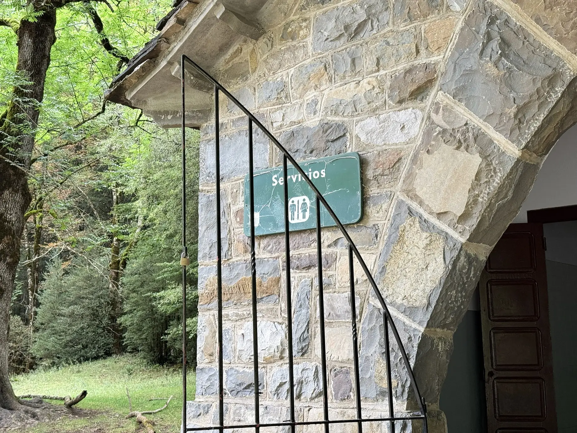 Edificio de piedra con baños públicos y servicios en el Parque Nacional de Ordesa. Foto propia La Maleta Inquieta, octubre 2026