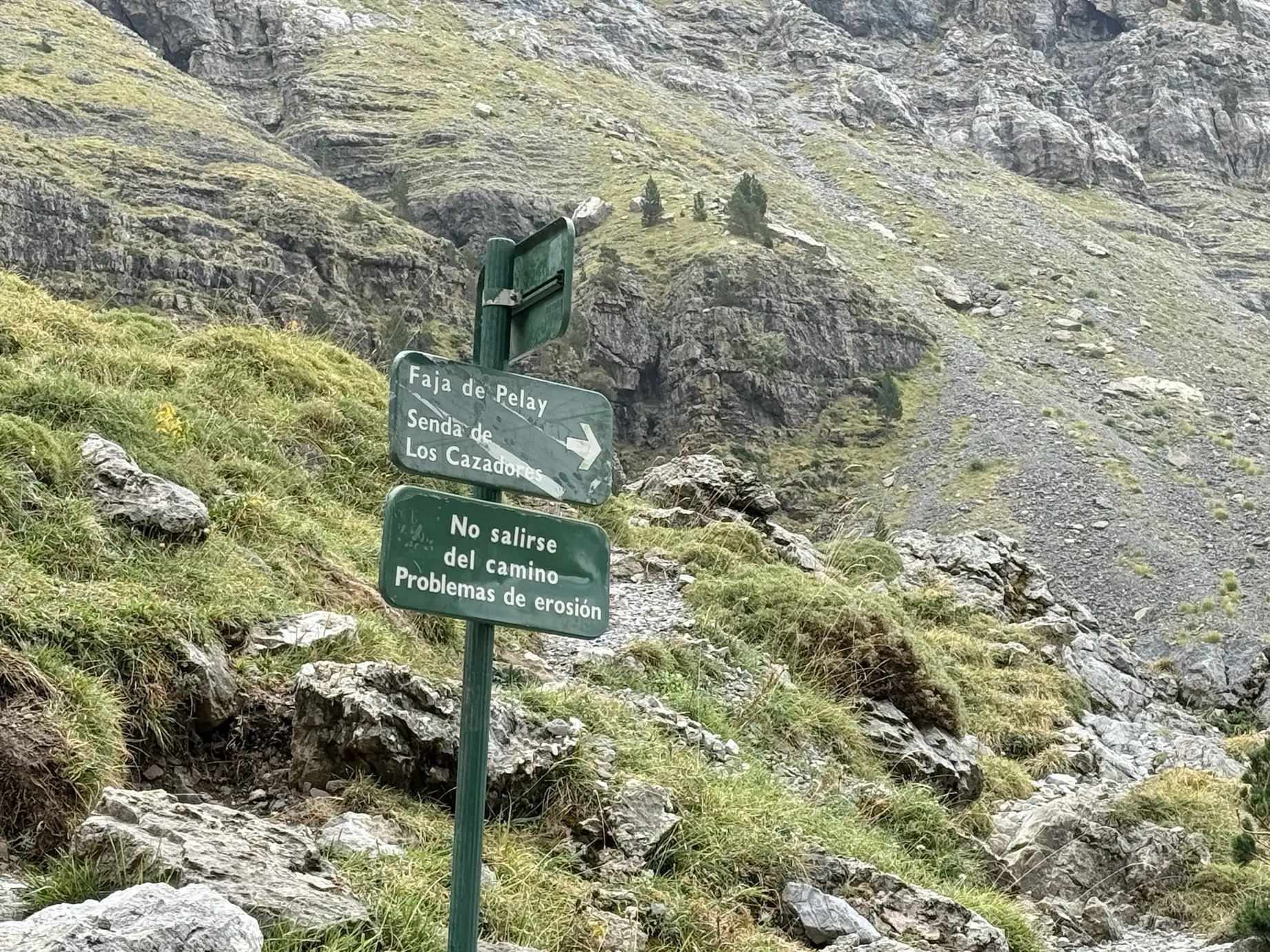 Cartel indicador de la Senda de los Cazadores y Faja de Pelay en el Parque Nacional de Ordesa. Foto propia La Maleta Inquieta, octubre 2026