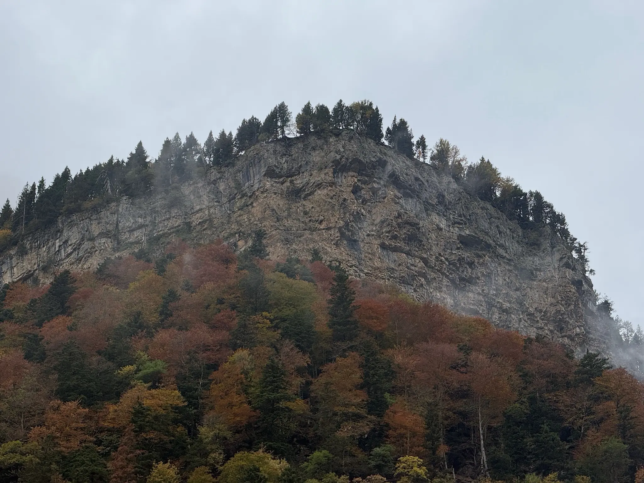 Formación rocosa cónica con pinos en la cima y laderas otoñales en el valle de Ordesa. Foto propia La Maleta Inquieta, octubre 2026