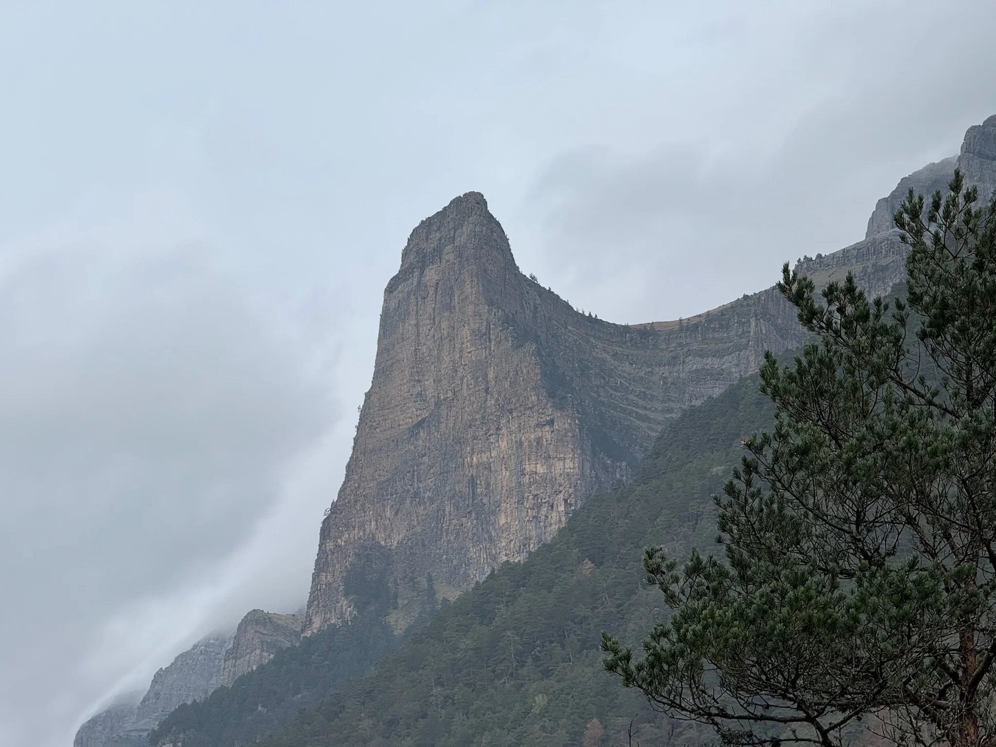 Monolito rocoso prominente en forma de torre en el valle de Ordesa con nubes bajas. Foto propia La Maleta Inquieta, octubre 2026