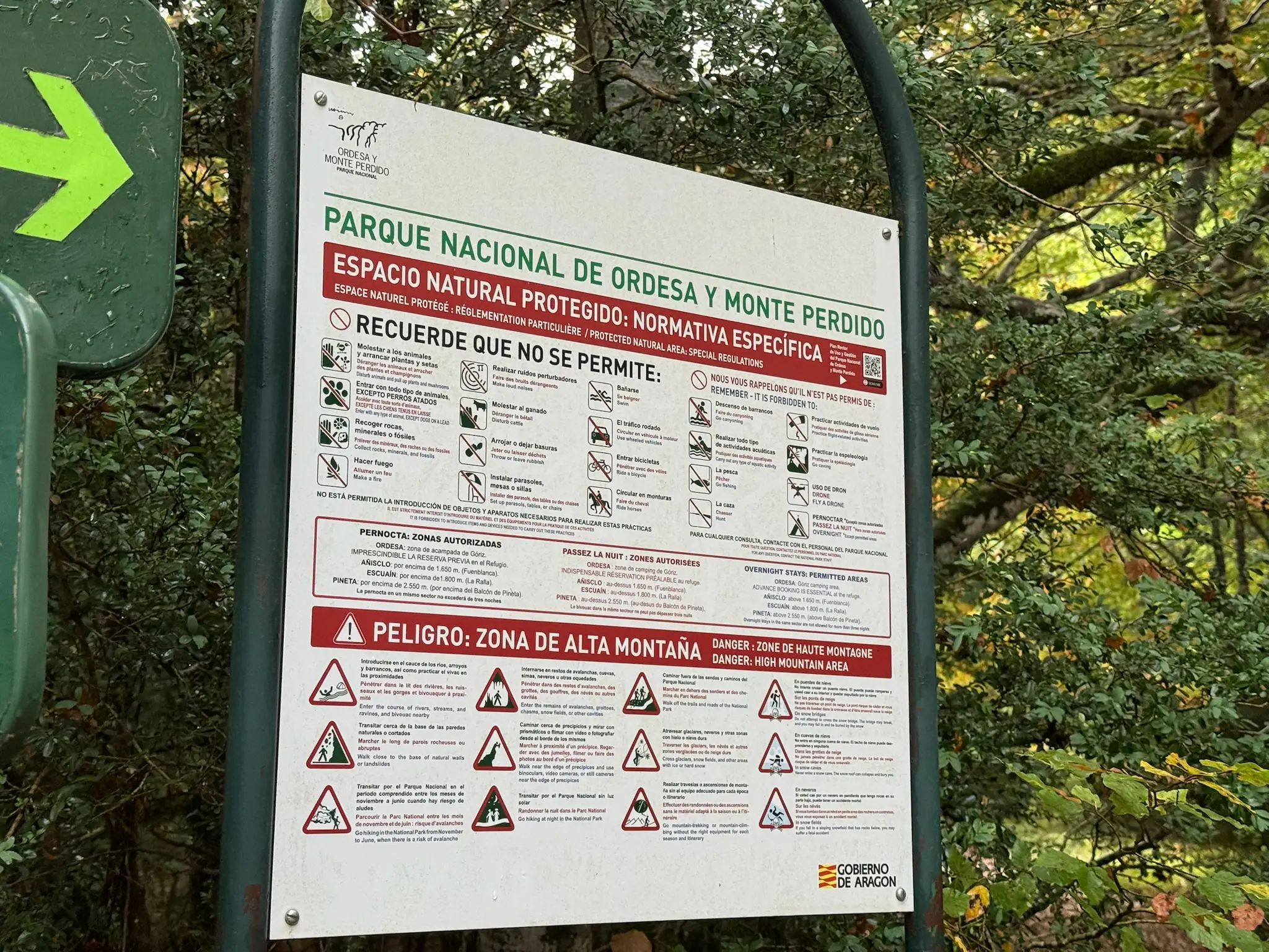 Panel informativo con normativa del Parque Nacional de Ordesa y advertencias sobre peligros de alta montaña. Foto propia La Maleta Inquieta, octubre 2026