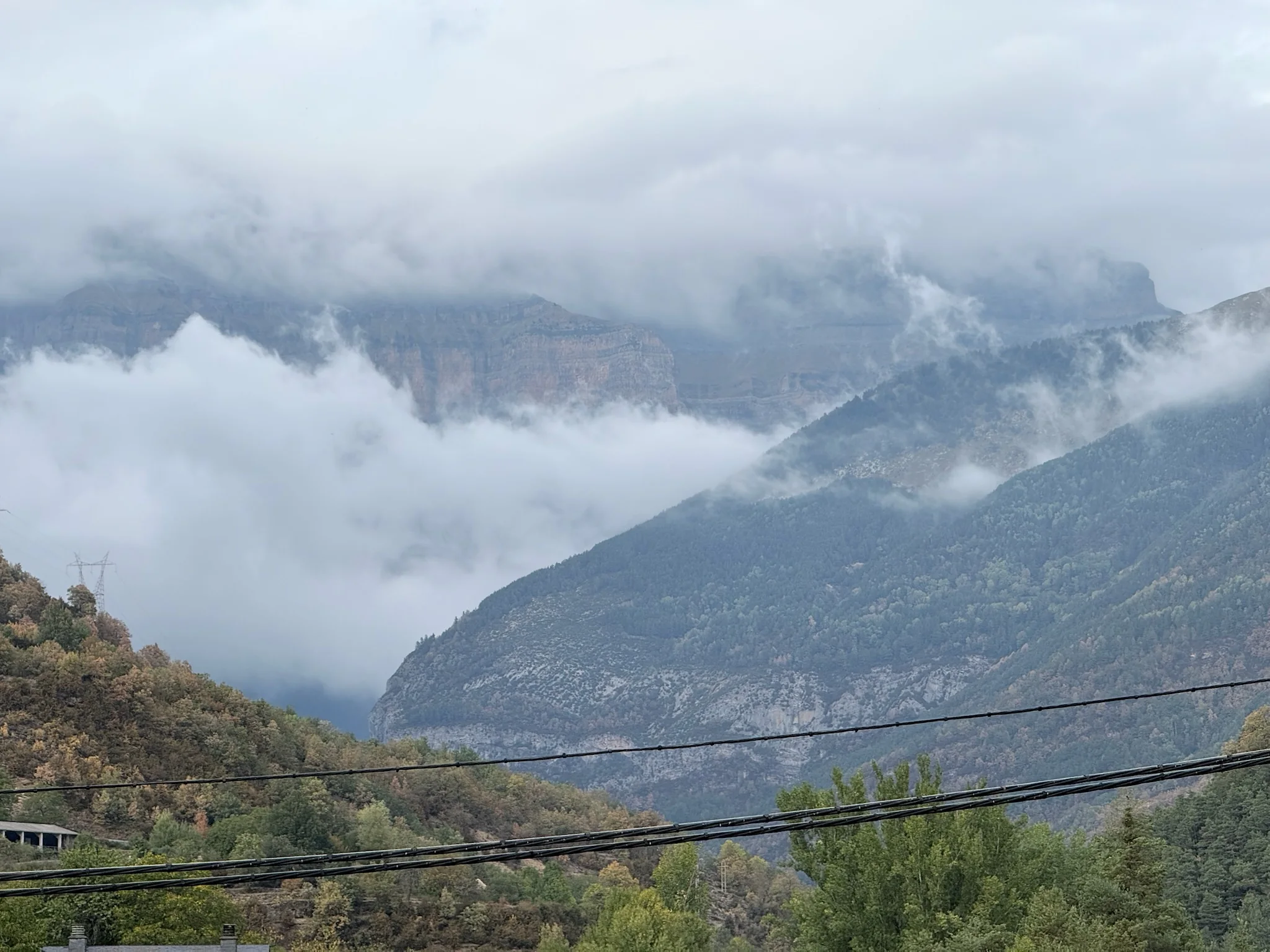 Paredes verticales rocosas del Parque Nacional de Ordesa envueltas en nubes bajas vistas desde Broto. Foto propia La Maleta Inquieta, octubre 2026