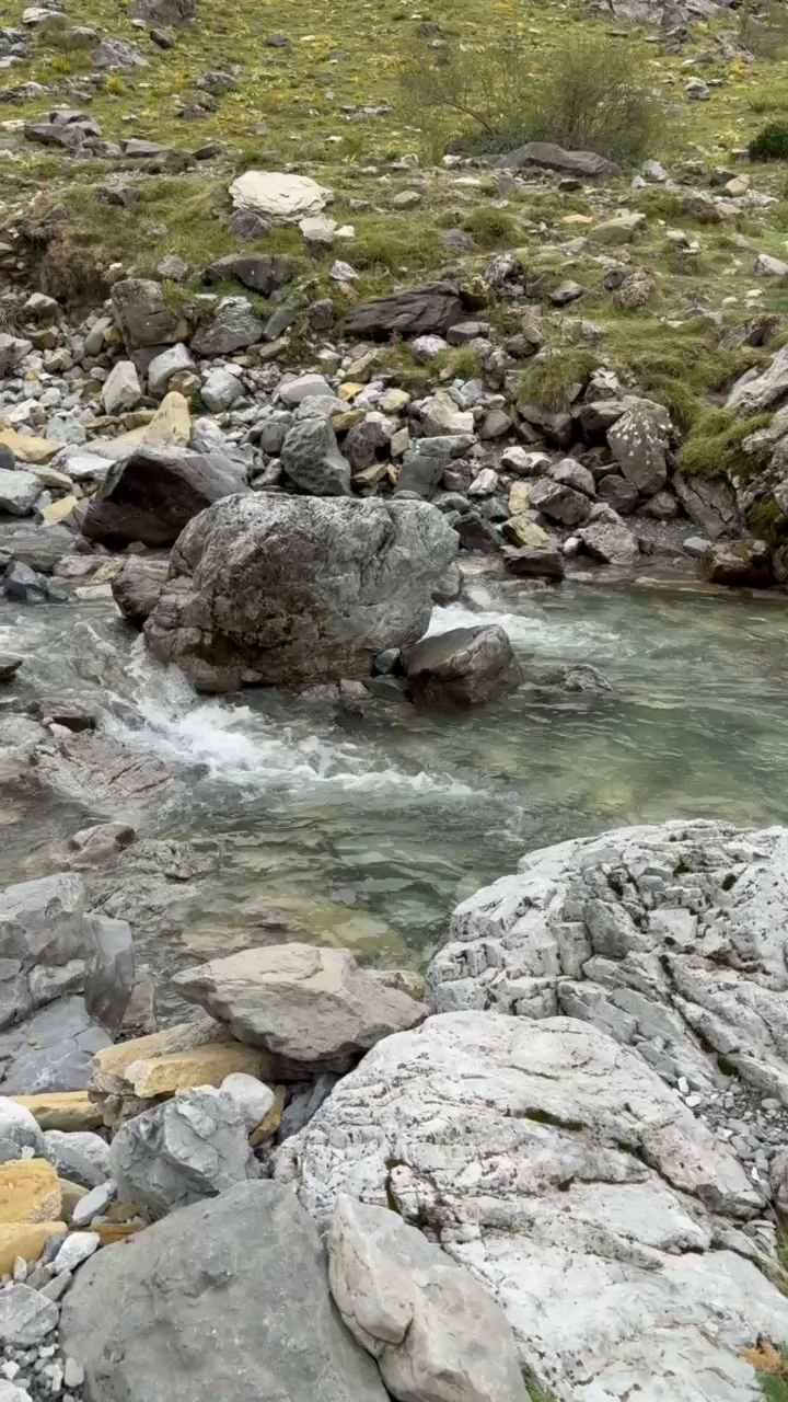 Río Arazas con agua turquesa y rocas en el valle de Ordesa cerca de la Cola de Caballo. Foto propia La Maleta Inquieta, octubre 2026