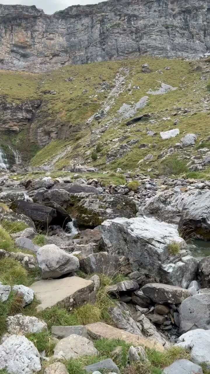 Río Arazas con pozas entre rocas y pequeñas cascadas cerca de la Cola de Caballo en Ordesa. Foto propia La Maleta Inquieta, octubre 2026