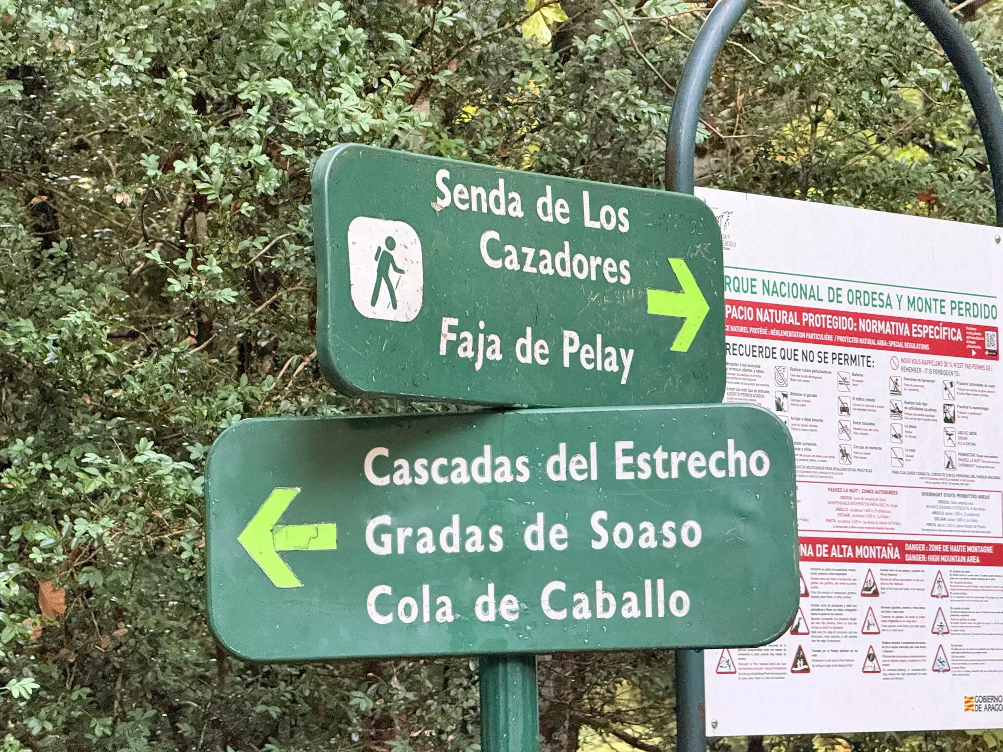 Señales de senderos en Ordesa indicando la Senda de los Cazadores, Gradas de Soaso y Cola de Caballo. Foto propia La Maleta Inquieta, octubre 2026