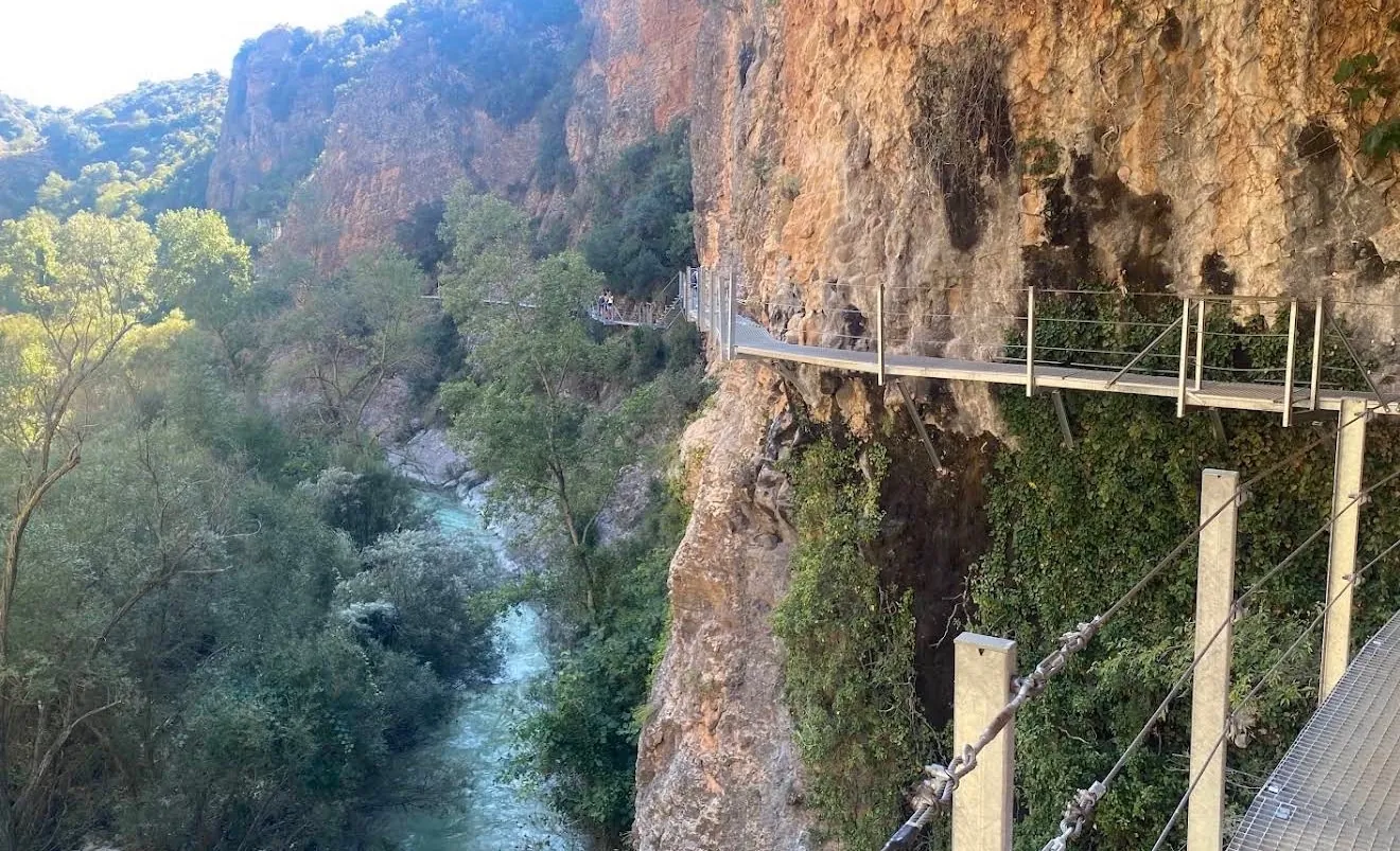 Pasarelas colgadas del acantilado sobre el río Vero en Alquézar. Foto propia La Maleta Inquieta, octubre 2026