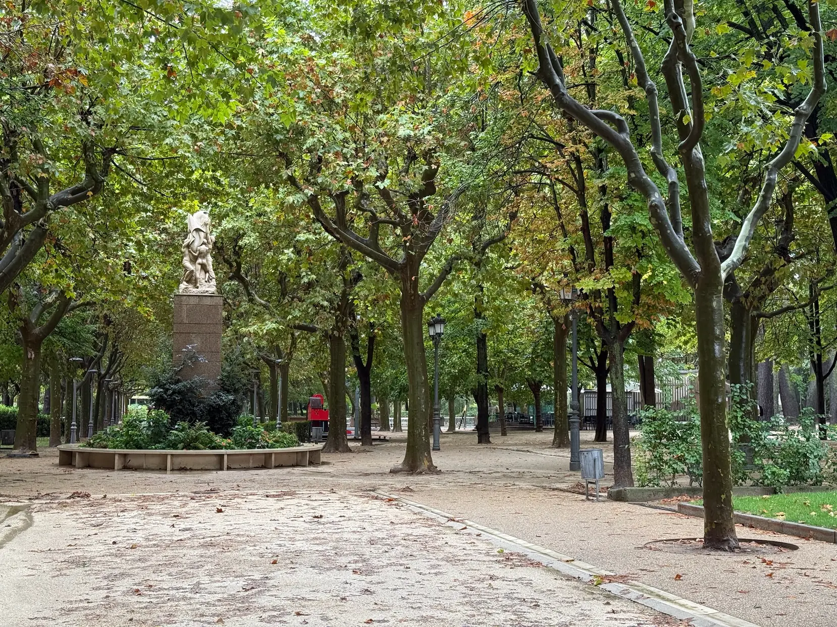 Paseo arbolado con caminos de tierra y escultura al fondo en el Parque Miguel Servet de Huesca. Foto propia La Maleta Inquieta, octubre 2026