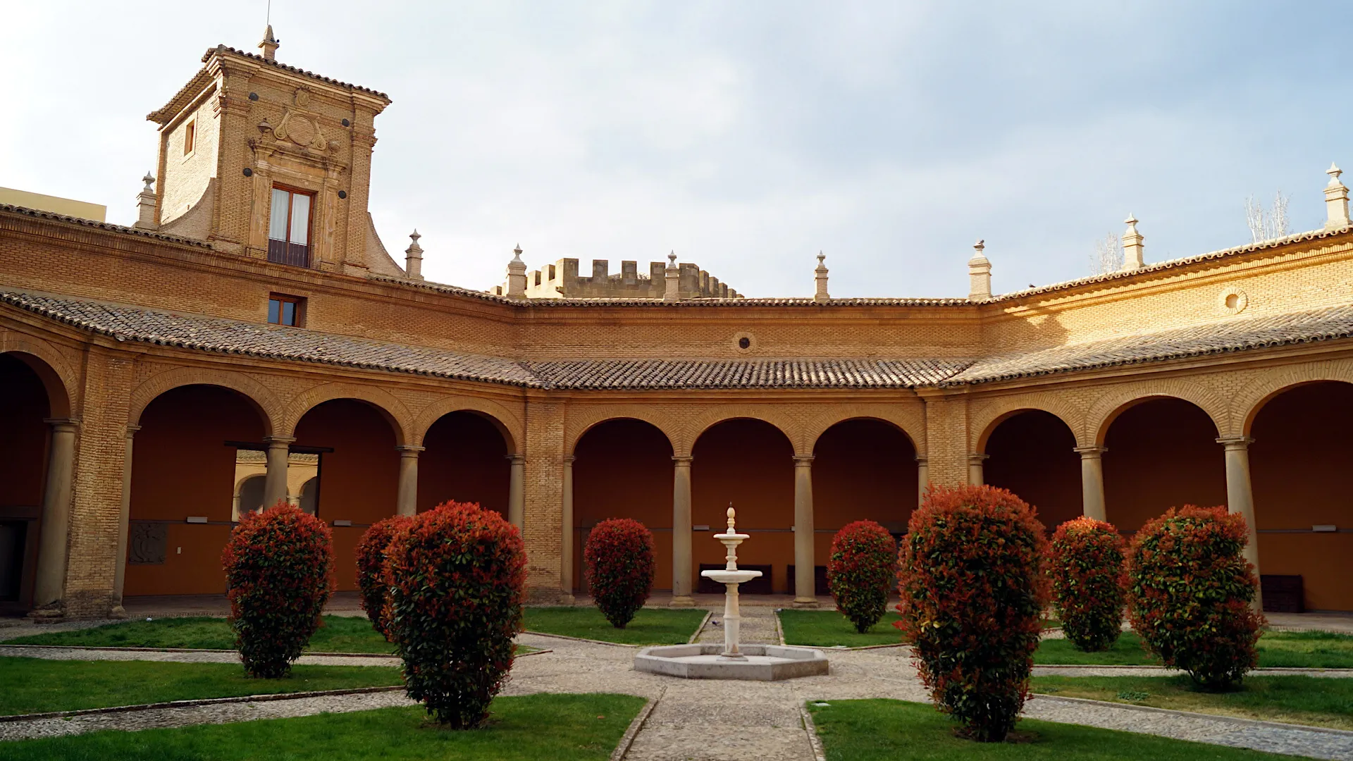 Patio octogonal porticado del Museo de Huesca, la antigua Universidad Sertoriana, con arcos, fuente central y arbustos