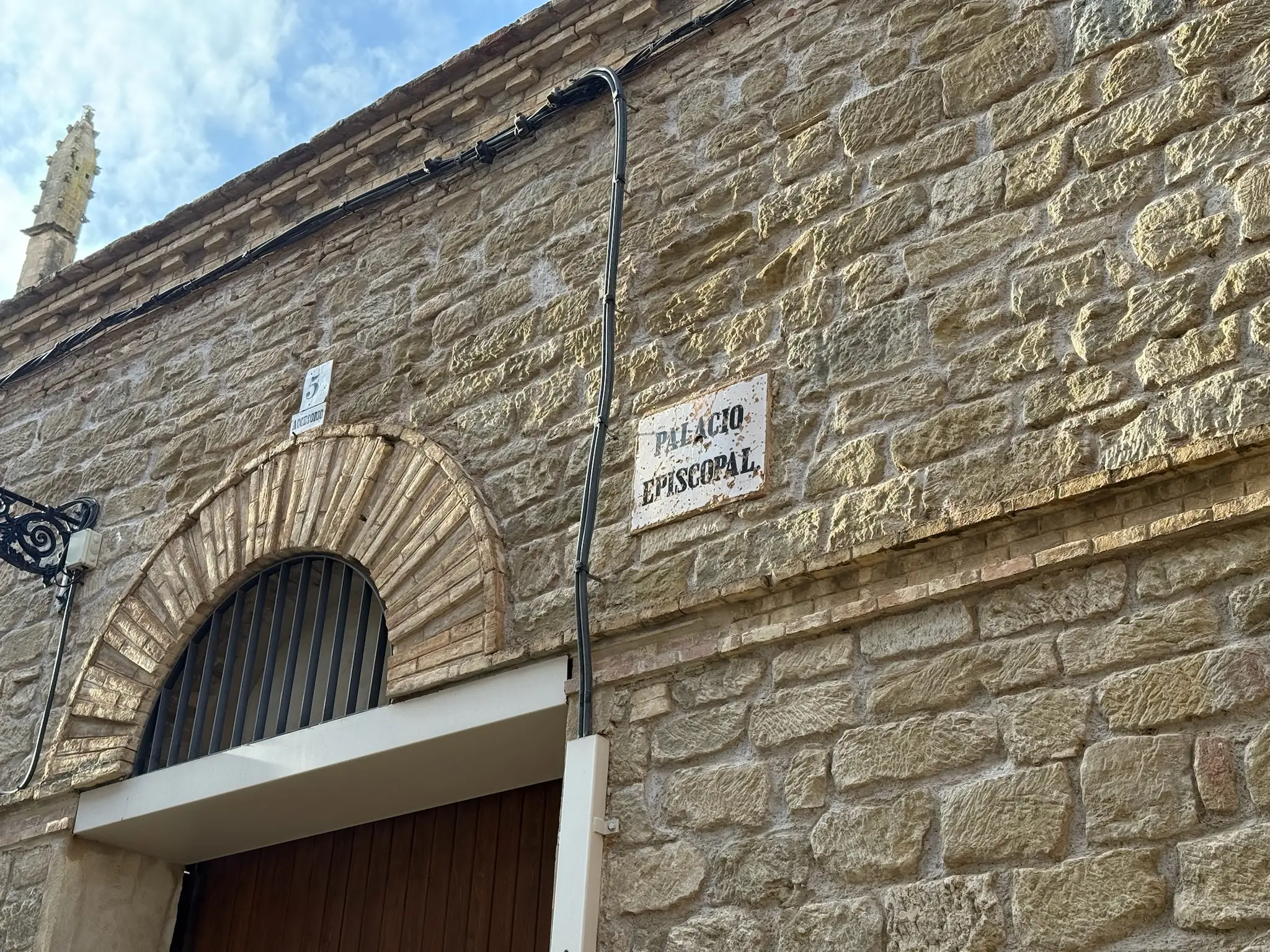 Placa de piedra con la inscripción Palacio Episcopal en la fachada del edificio junto a la Catedral de Huesca. Foto propia La Maleta Inquieta, octubre 2026