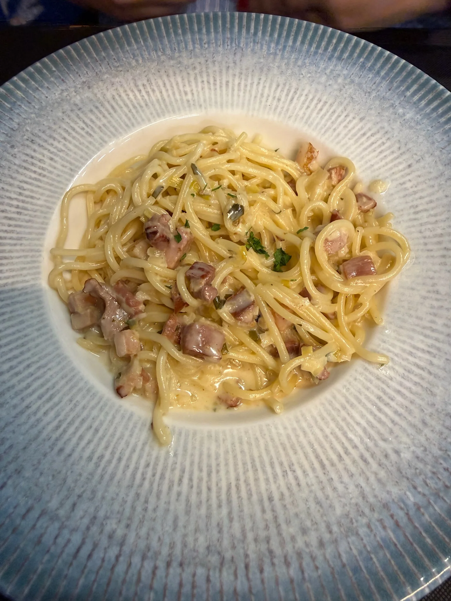 Plato de espaguetis en salsa cremosa con dados de panceta y perejil en un restaurante de Huesca. Foto propia La Maleta Inquieta, octubre 2026