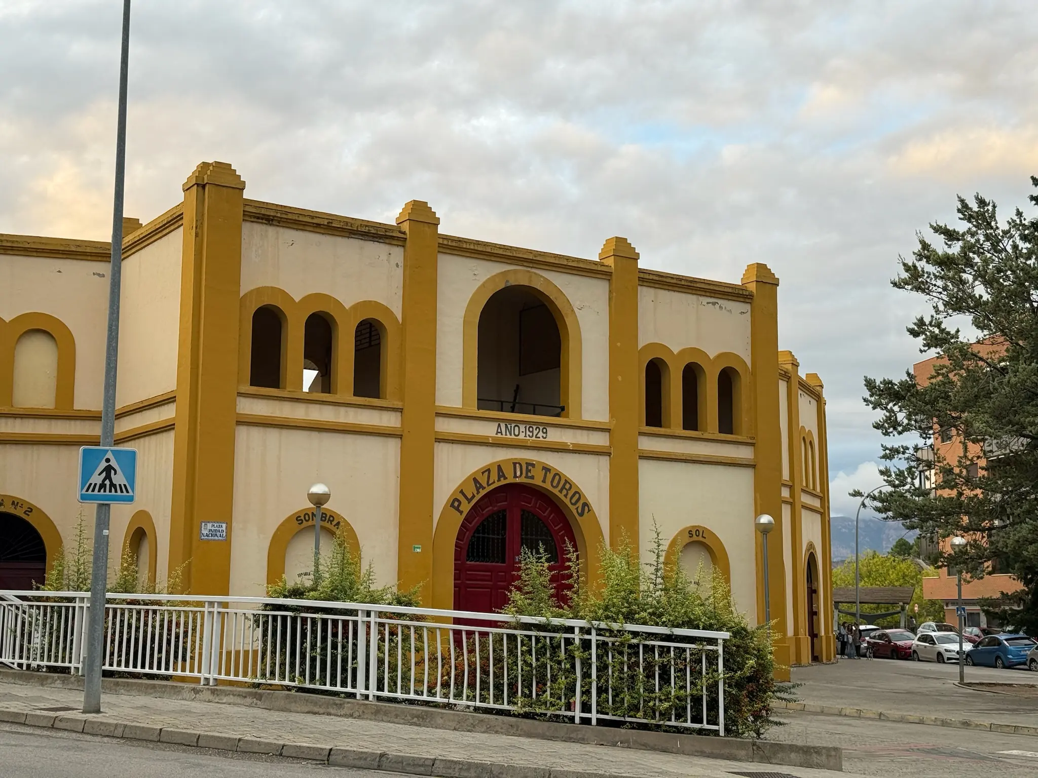 Fachada de la Plaza de Toros de Huesca de 1929 con arcos amarillos y puerta roja. Foto propia La Maleta Inquieta, octubre 2026.