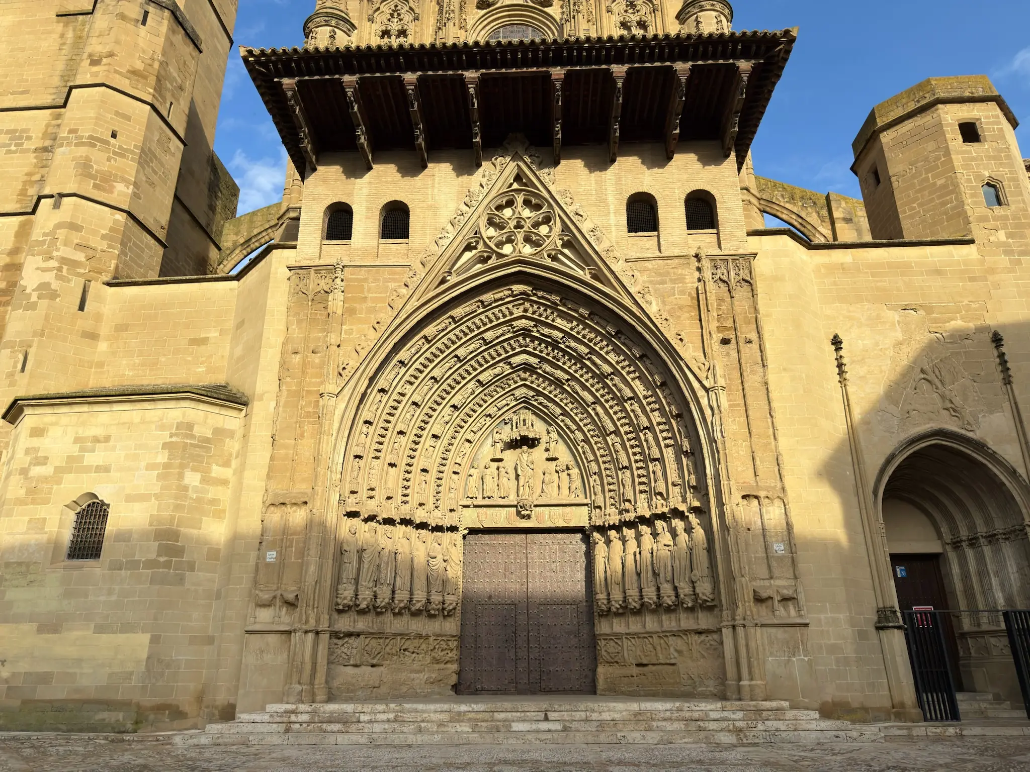 Portada gótica de la Catedral de Huesca con arquivoltas decoradas, apóstoles esculpidos y puerta claveteada. Foto propia La Maleta Inquieta, octubre 2026