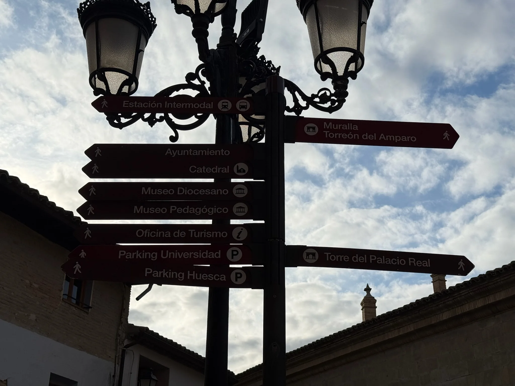 Poste señalizador turístico indicando Catedral, Museo Diocesano, Parking y otros puntos de interés en Huesca. Foto propia La Maleta Inquieta, octubre 2026
