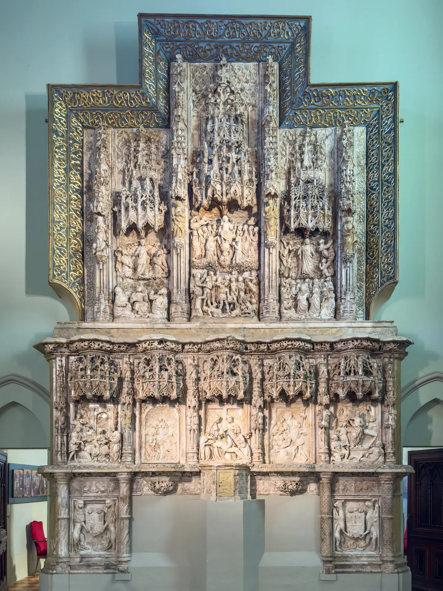 Retablo mayor de alabastro de Montearagón, con escenas talladas de la vida de Cristo, en en el Museo Diocesano de Huesca