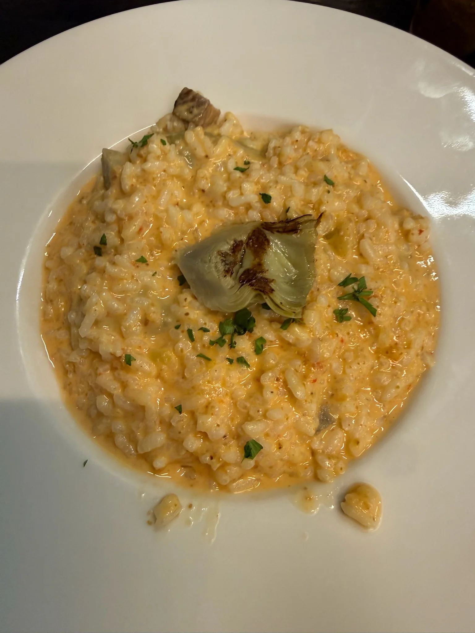 Plato de risotto cremoso con alcachofa asada al centro, servido en el Café bar Álvaro de Huesca. Foto propia La Maleta Inquieta, octubre 2026