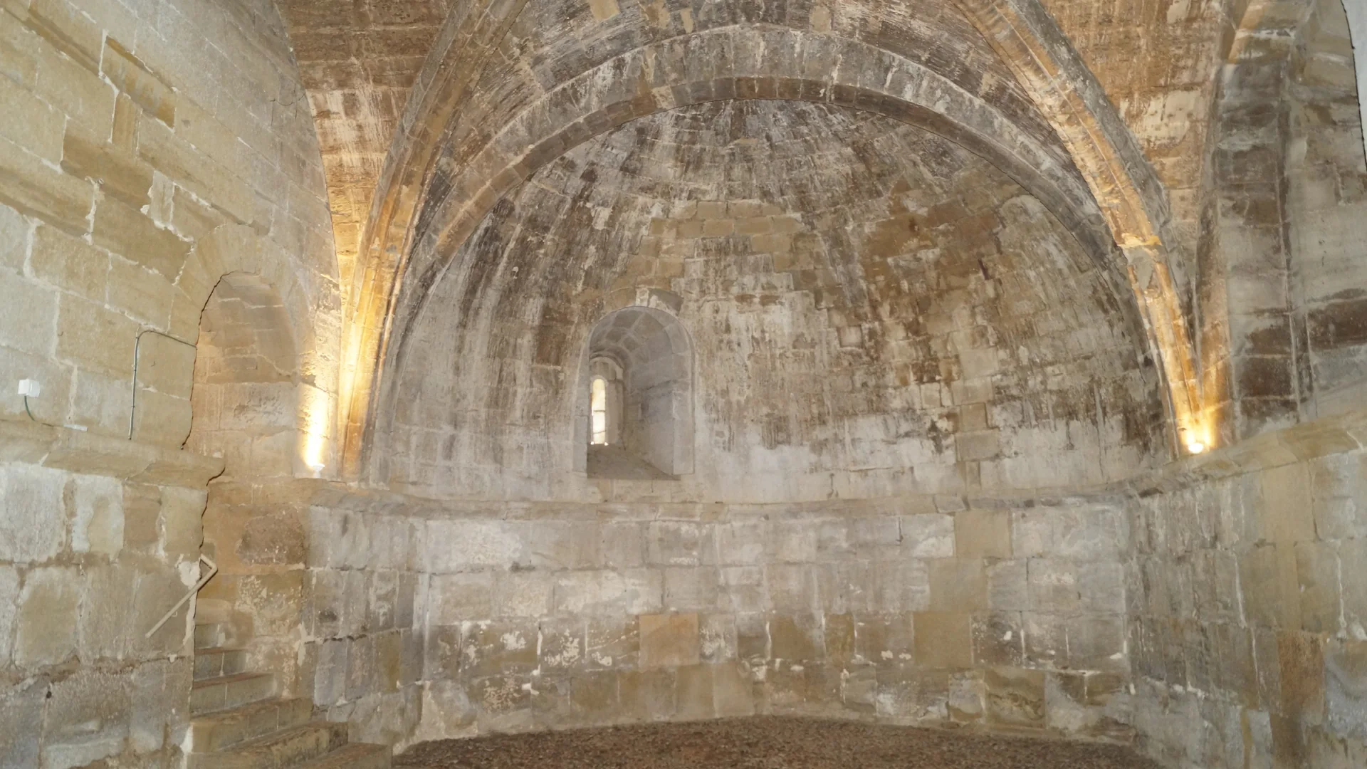 Sala de la Campana del Museo de Huesca, estancia de piedra del palacio románico de los reyes de Aragón con su bóveda