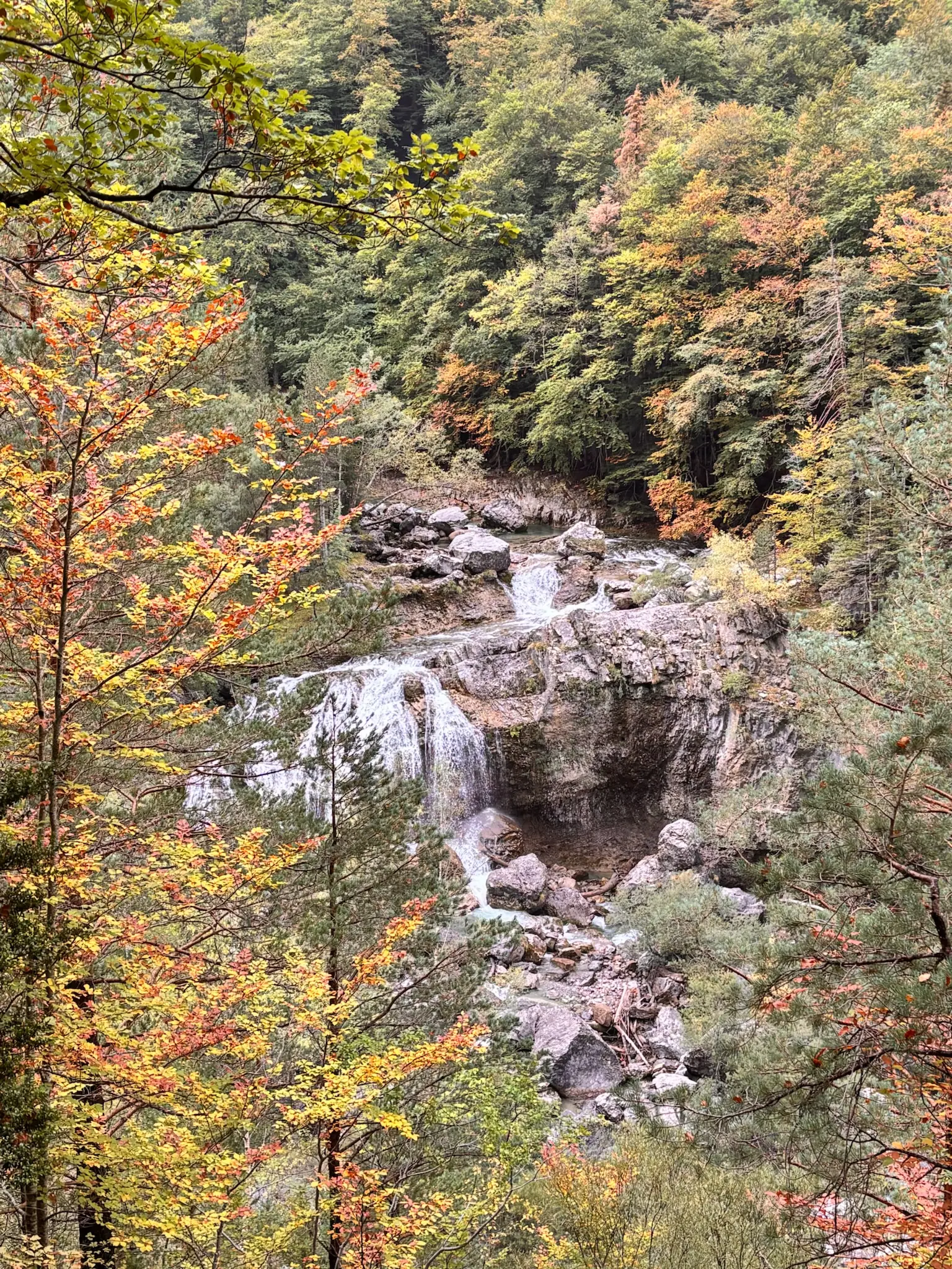 Salto de agua entre paredes rocosas y bosque con follaje otoñal en el Parque Nacional de Ordesa. Foto propia La Maleta Inquieta, octubre 2026