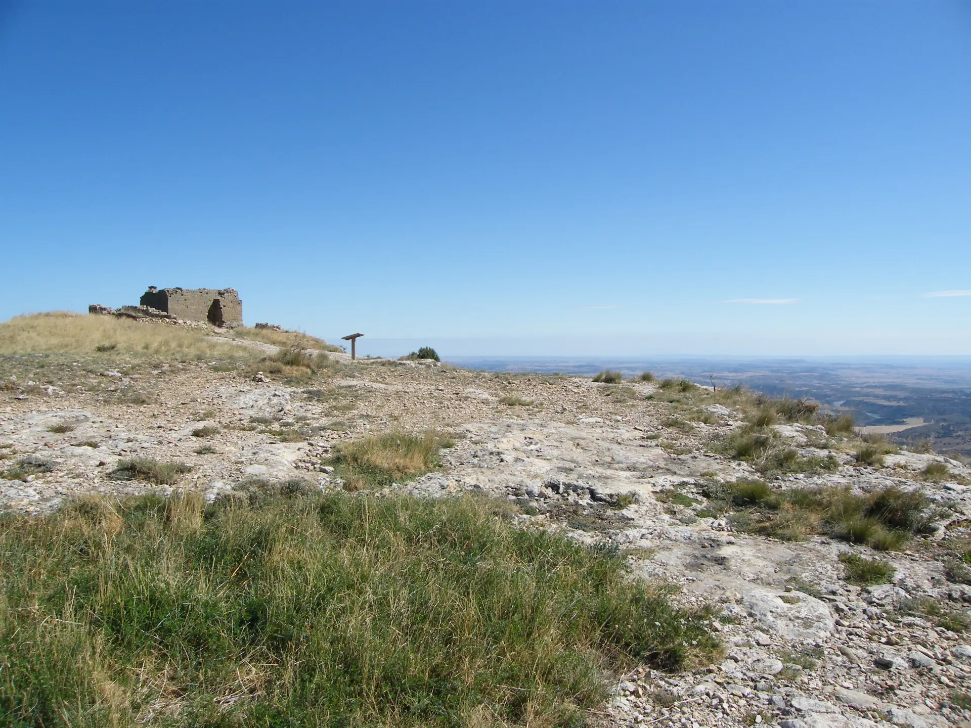 Restos de muros del antiguo castillo en la cima de la peña de San Miguel, en el Salto de Roldán, con la Hoya al fondo