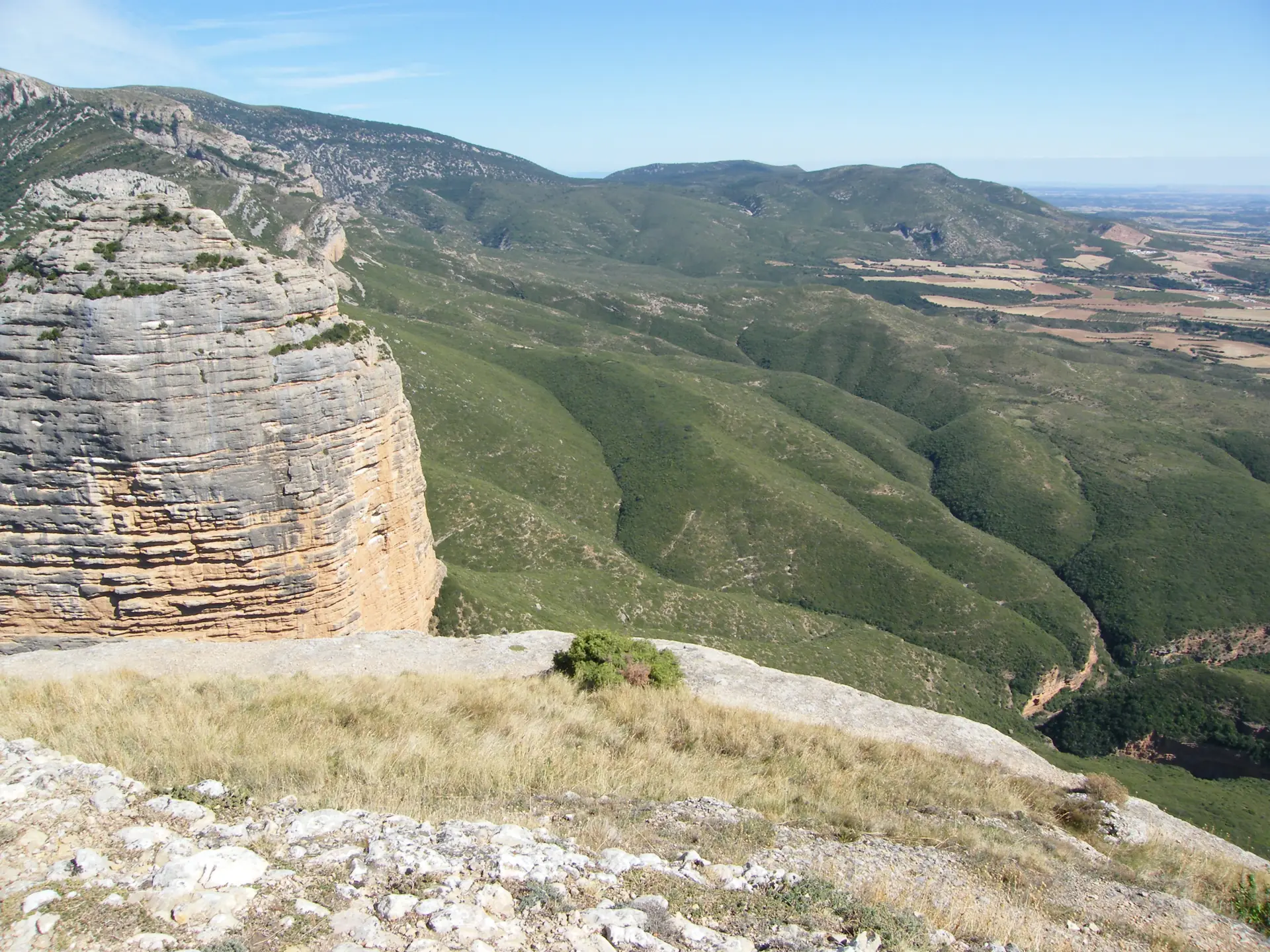 Pared de roca del Salto de Roldán vista desde la cima de la peña de San Miguel, sobre el valle del Flumen y la sierra