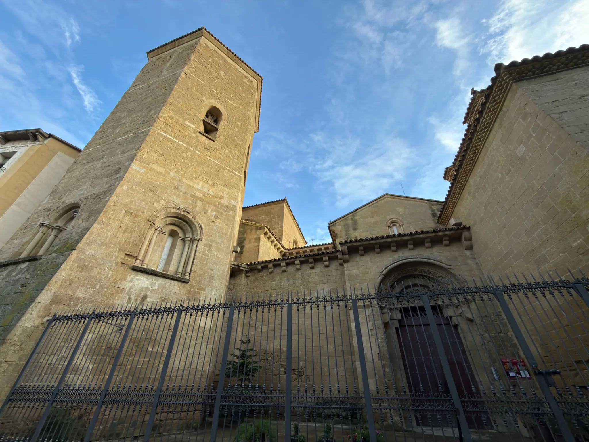 Vista exterior de San Pedro el Viejo con torre románica y ábside en Huesca. Foto propia La Maleta Inquieta, octubre 2026