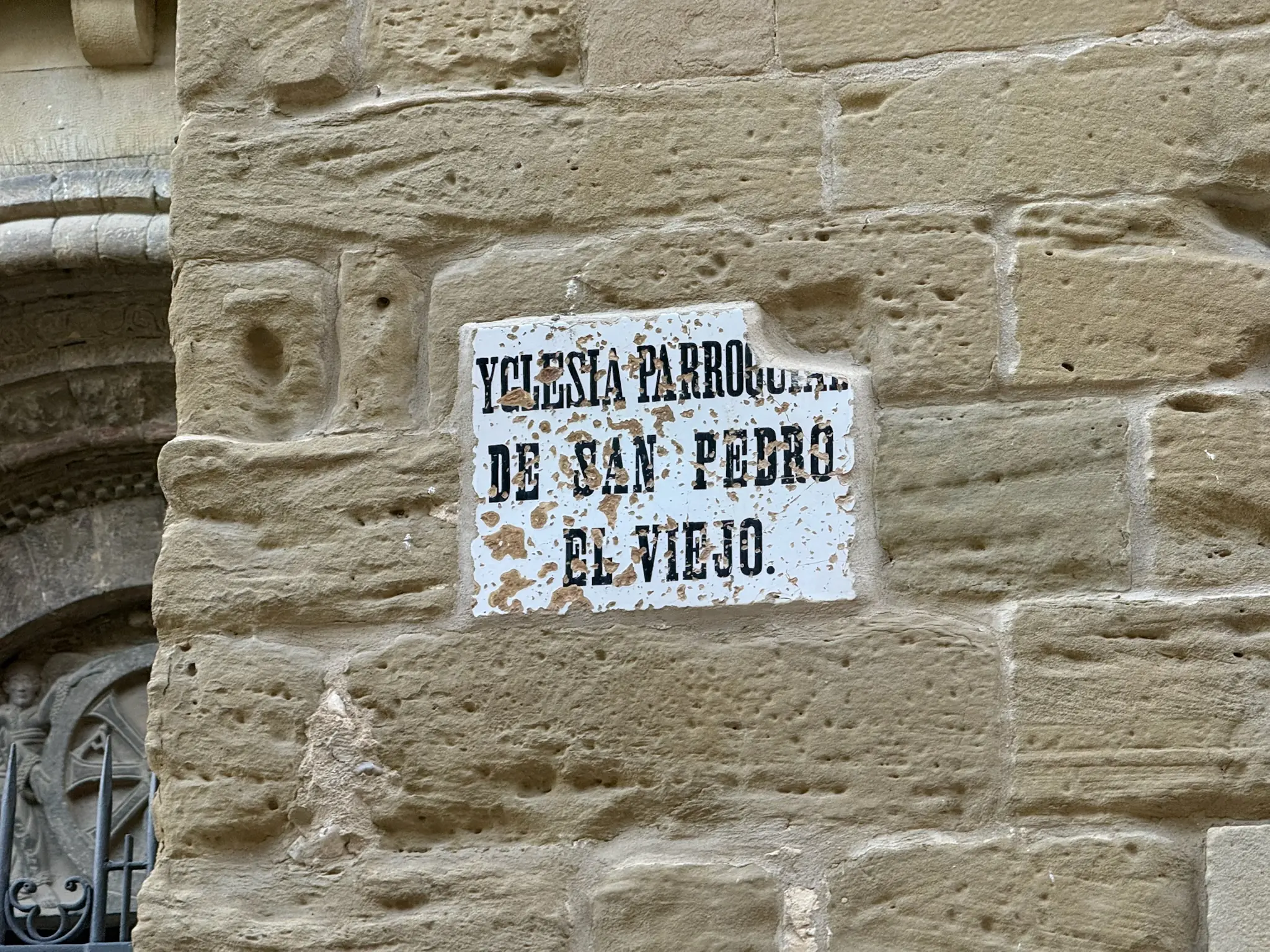 Placa en piedra de la Iglesia Parroquial de San Pedro el Viejo en Huesca. Foto propia La Maleta Inquieta, octubre 2026