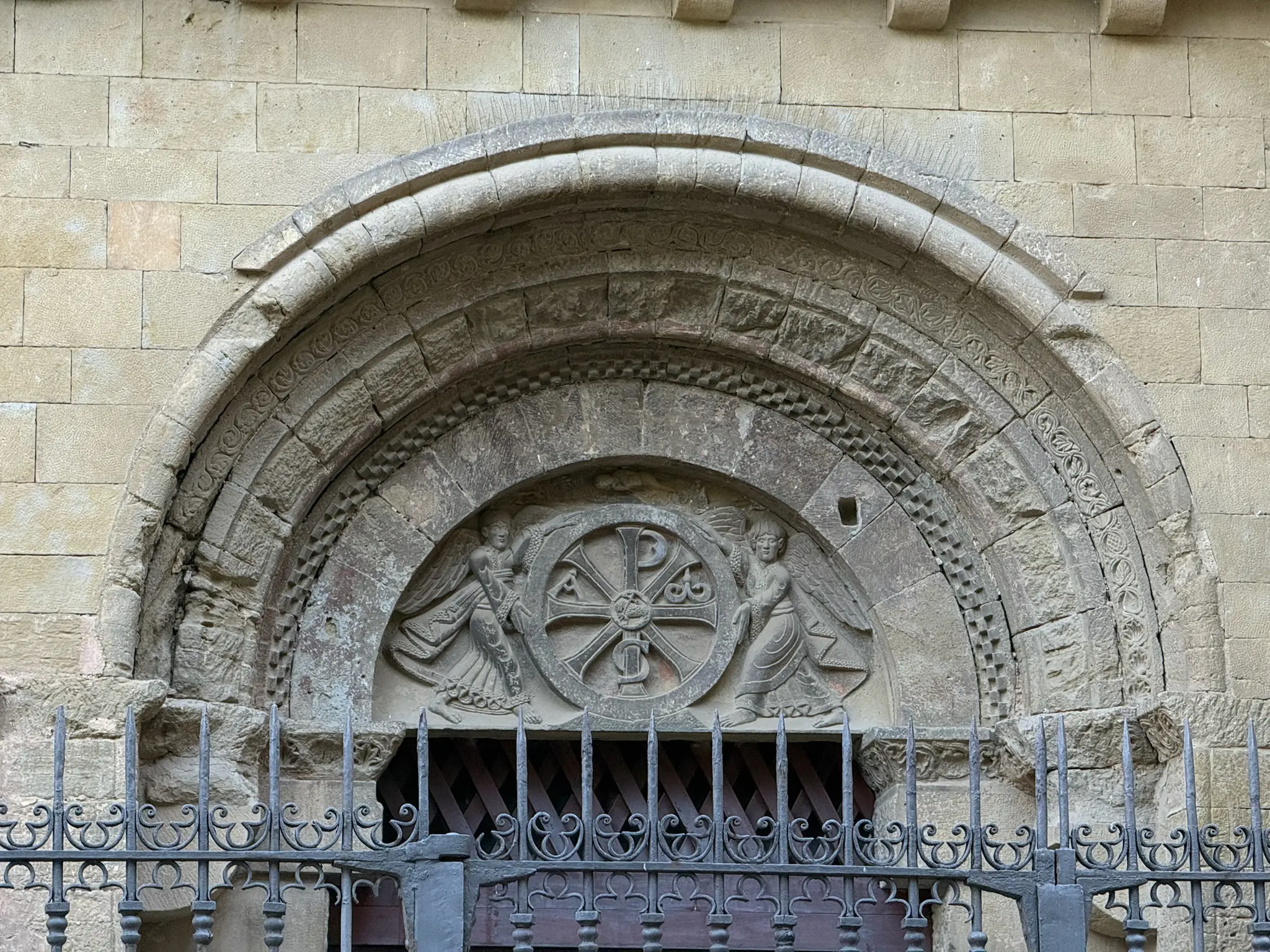 Tímpano románico con crismón flanqueado por ángeles en San Pedro el Viejo, Huesca. Foto propia La Maleta Inquieta, octubre 2026