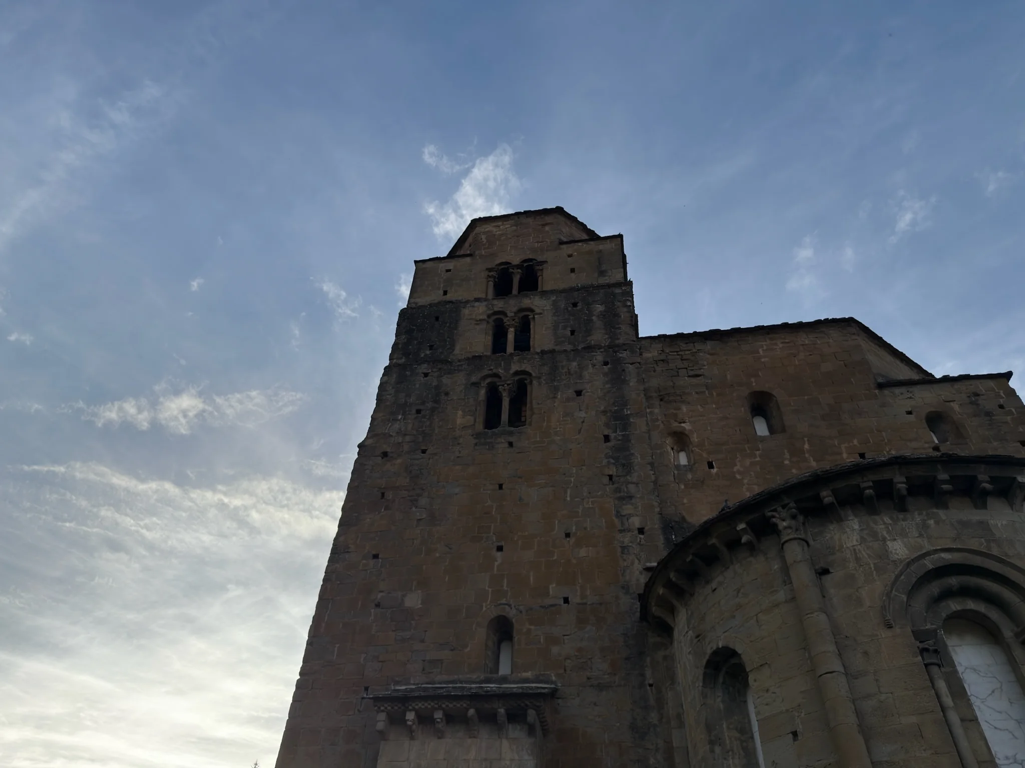Torre románica de la iglesia de Santa Cruz de la Serós vista desde abajo con ventanas de arco. Foto propia La Maleta Inquieta, octubre 2026