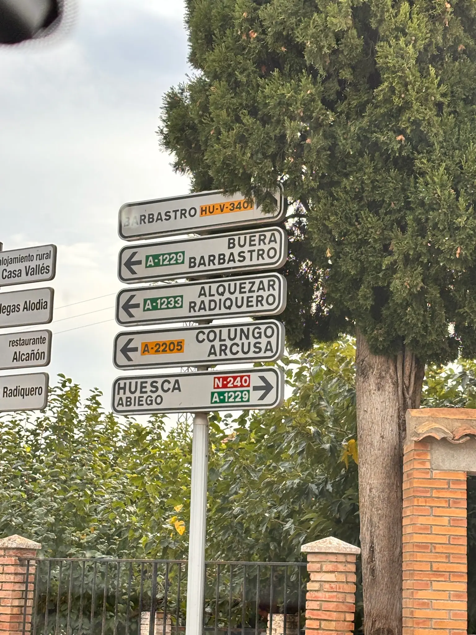 Poste de señales indicando direcciones a Barbastro, Alquézar, Radiquero y otros pueblos del Somontano de Huesca. Foto propia La Maleta Inquieta, octubre 2026